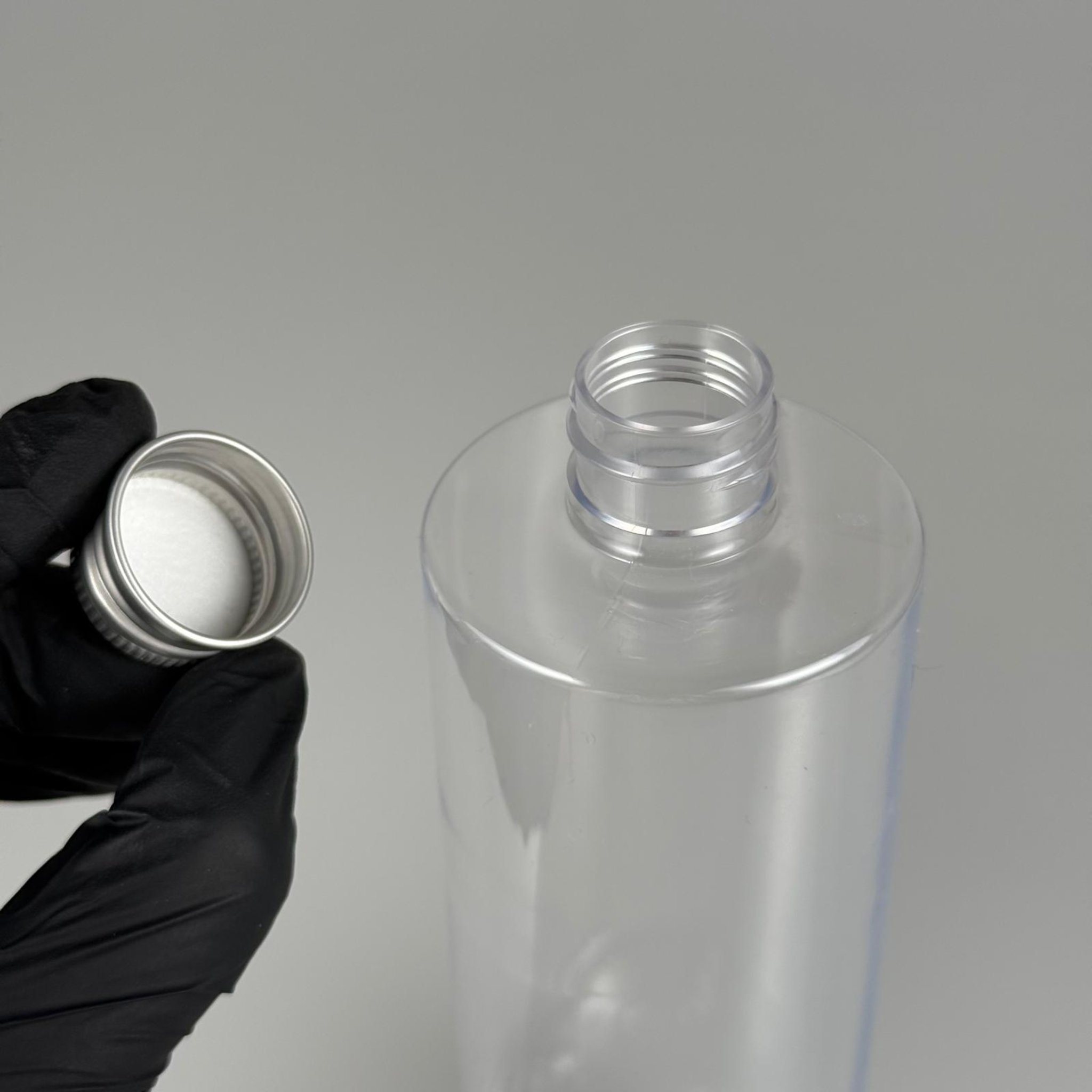 400 CC ŞEFFAF KÜT BOYUNLU SİLİNDİR PET ŞİŞE (30 GR - 24 AĞIZ ) + KÖPÜK CONTALI GÜMÜŞ METAL ALÜMİNYUM KAPAKLI TAKIM - 400 ML KAPAKLI ŞEFFAF PLASTİK ŞİŞELER