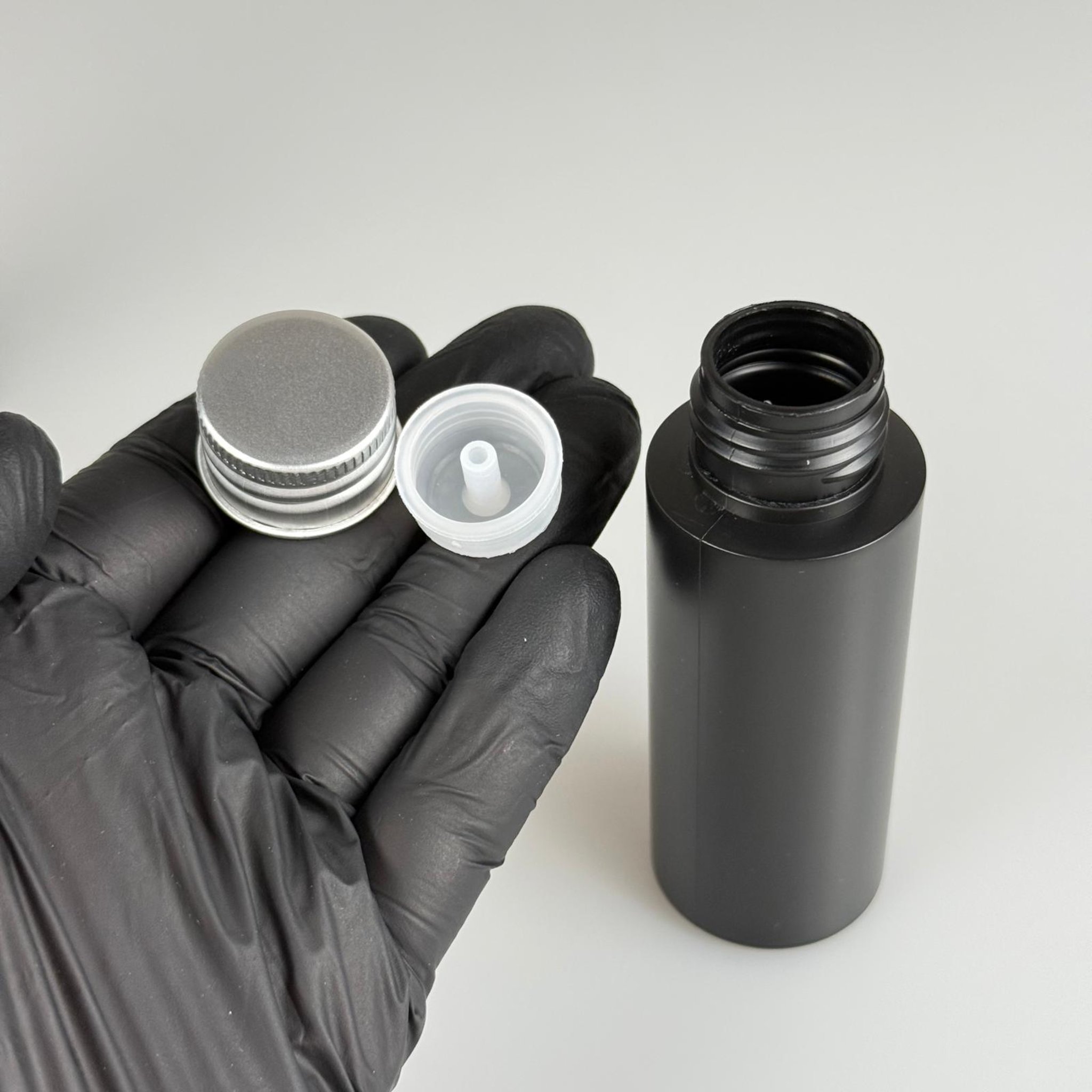 50 CC SİYAH POLİETİLEN PLASTİK ASETON ŞİŞESİ ( 24 AĞIZ ) + KÖPÜK CONTALI GÜMÜŞ METAL ALÜMİNYUM KAPAK + KOLONYA TIPALI TAKIM - 50 ML KAPAKLI SİYAH PLASTİK ŞİŞELER