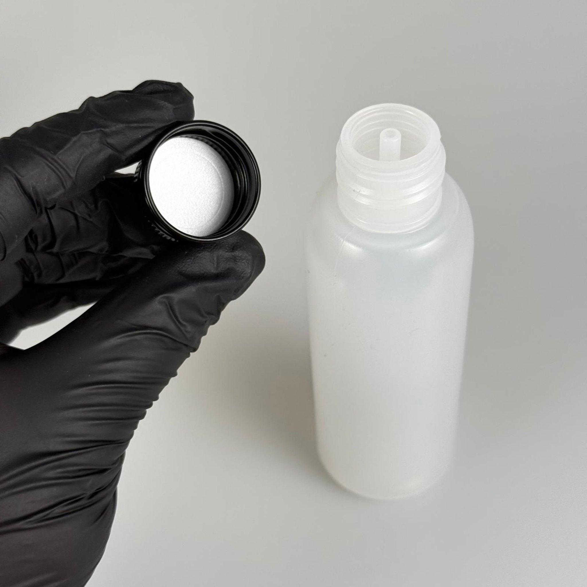 100 ML SIKILABİLİR YUMUŞAK PE POLİETİLEN PLASTİK ASETON ŞİŞESİ ( 24 AĞIZ ) + KÖPÜK CONTALI SİYAH METAL ALÜMİNYUM KAPAKLI + KOLONYA TIPALI TAKIM - 100 cc sos, yağ, kartuş, mürekkep vb için boş şişeler