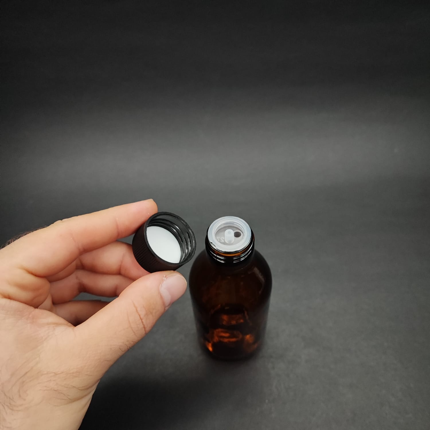 100 ML DOLUMU KOLAY, GENİŞ AĞIZLI İÇTEN DAMLALIKLI ŞİŞE (25 MM AĞIZ)  - 100 CC SİYAH CONTALI KAPAKLI İÇTEN DAMLALIKLI CAM ECZA ŞİŞESİ - AMBER KAHVERENGİ