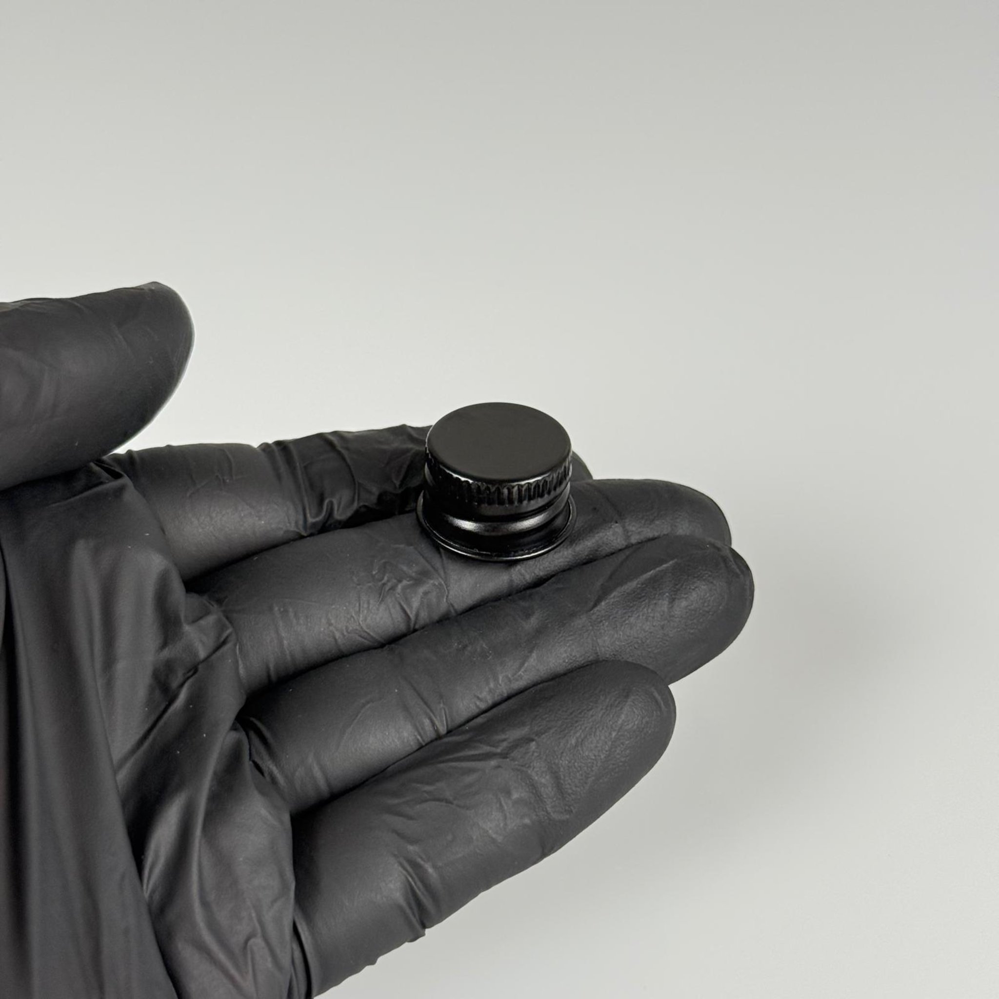 18 MM VİDALI SİYAH ALÜMİNYUM KAPAK - KÖPÜK CONTALI