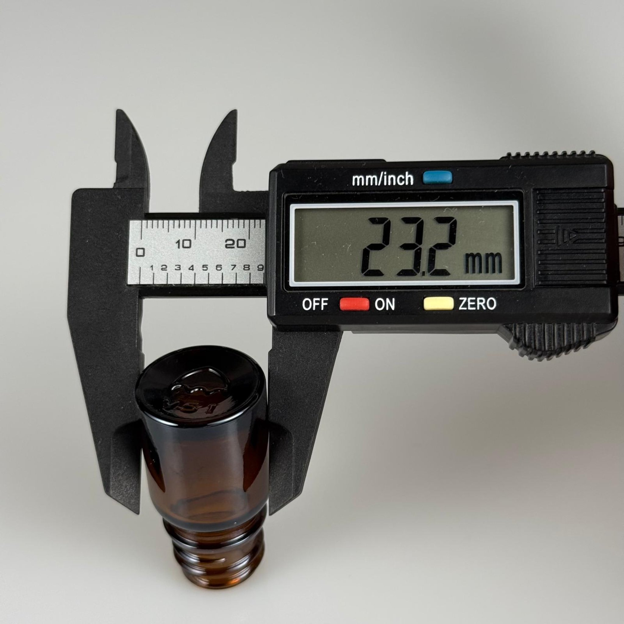 3 CC AMBER CAM ŞİŞE + KÖPÜK CONTALI GÜMÜŞ ALÜMİNYUM METAL KAPAKLI + DAMLALIKLI KOLONYA TIPALI TAKIM - 3 ML KAHVERENGİ CAM ŞİŞE