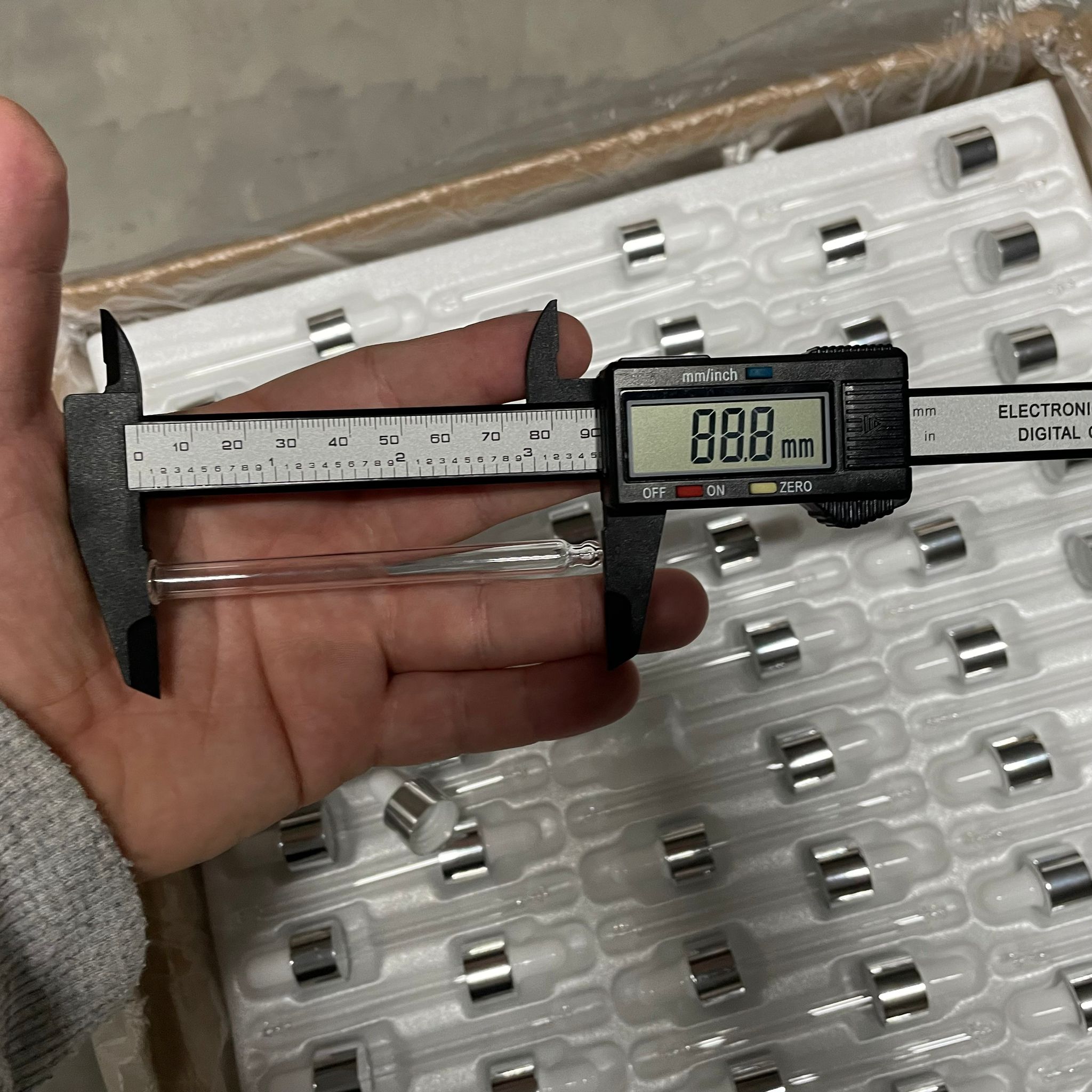18 MM CAM DAMLALIK TAKIM (TAKILI VE DİZİLİ HALDE) - 50 CC İÇİN BEYAZ EMZİK + GÜMÜŞ METAL KAPAK + 89 MM CAM PİPET 1950 Lİ KOLİ - 50 CC DROPPER ŞİŞE İÇİN DAMLALIK TAKIMI
