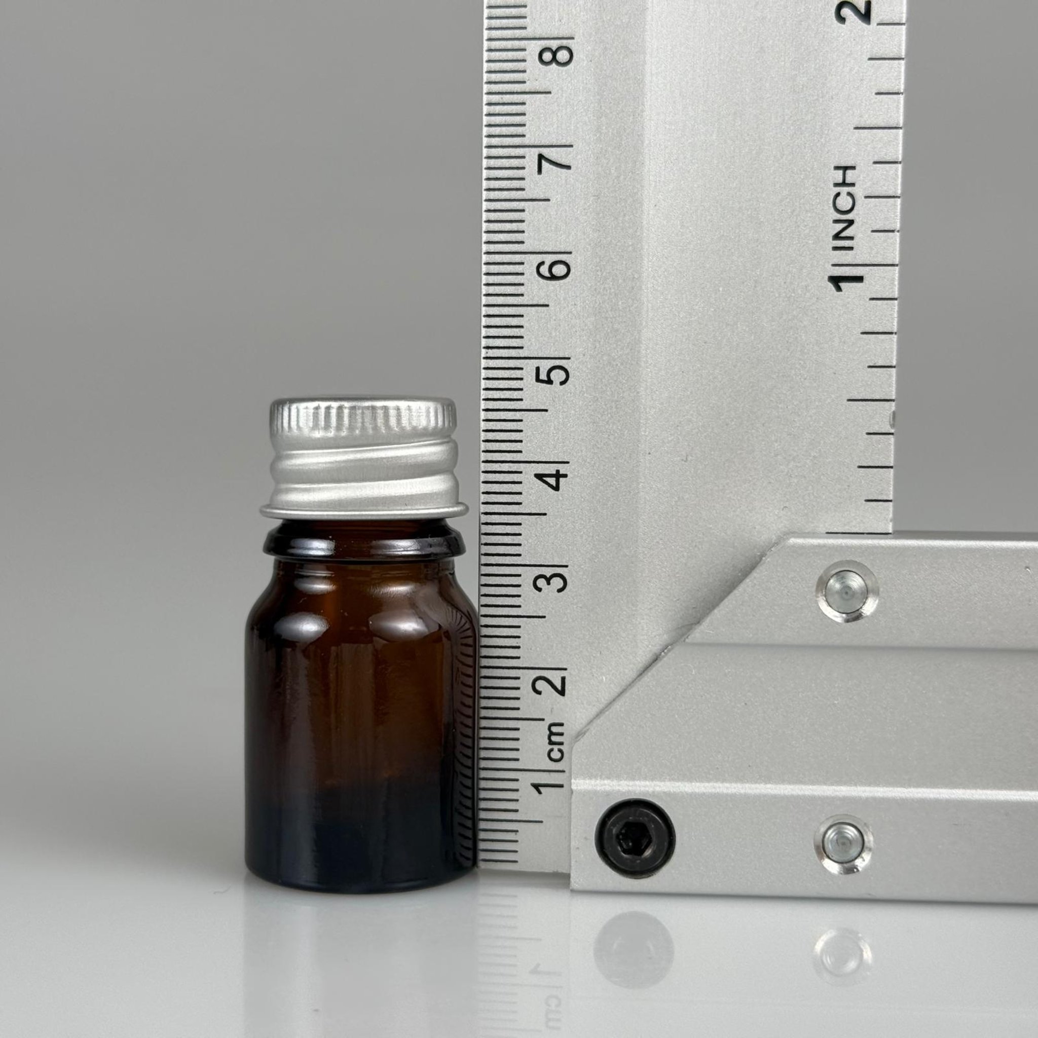 3 CC AMBER CAM ŞİŞE + KÖPÜK CONTALI GÜMÜŞ ALÜMİNYUM METAL KAPAKLI + KÖR TIPALI TAKIM - 3 ML KAHVERENGİ CAM ŞİŞE