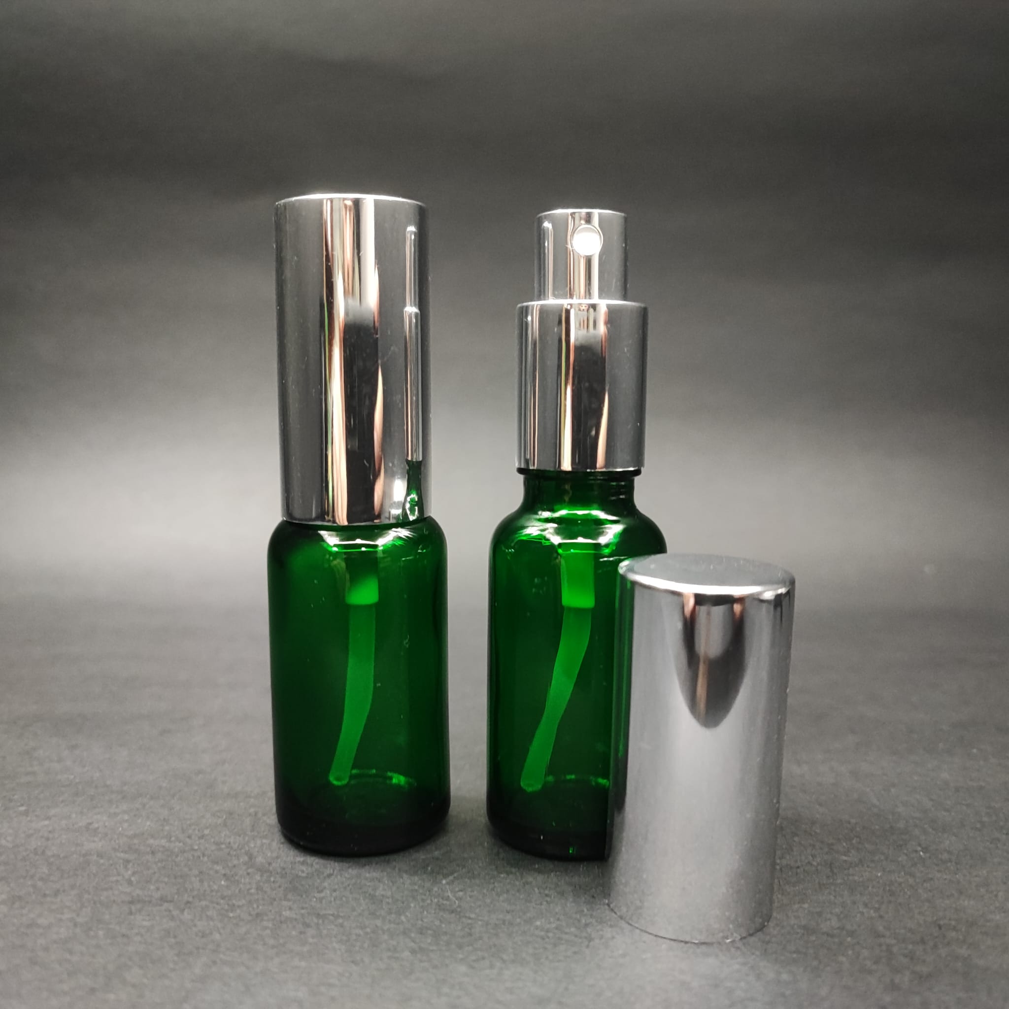 20 ML LÜKS VİDALI VALF ÇEVİRME PARFÜM ŞİŞELERİ - 20 CC YEŞİL CAM ŞİŞE - GÜMÜŞ METAL SPREYLİ KAPAKLI SET