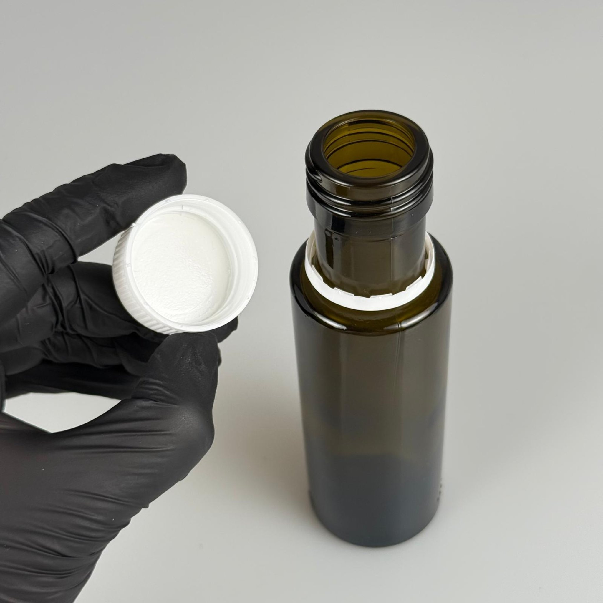 100 CC DORİKA CAM ŞİŞE KOYU YEŞİL (31 MM AĞIZ) - CONTALI BEYAZ KİLİTLİ KAPAKLI - 100 ML SİLİNDİR DORİCA YAĞ VE SOS ŞİŞELERİ