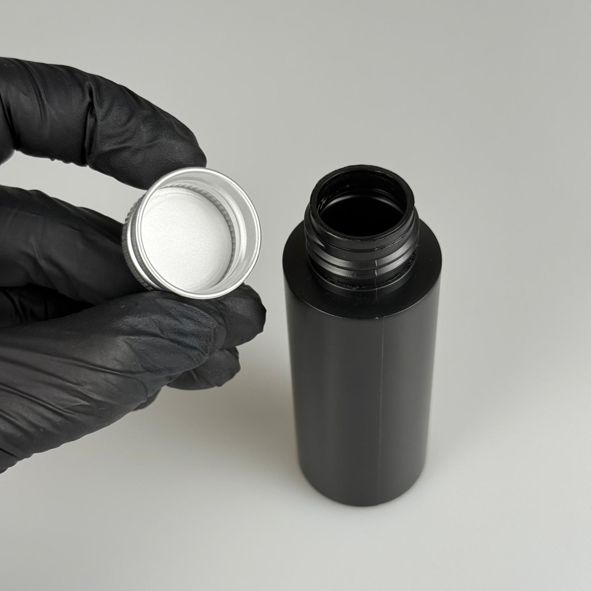 50 CC SİYAH POLİETİLEN PLASTİK ASETON ŞİŞESİ ( 24 AĞIZ ) + KÖPÜK CONTALI GÜMÜŞ METAL ALÜMİNYUM KAPAK TAKIM - 50 ML KAPAKLI SİYAH PLASTİK ŞİŞELER