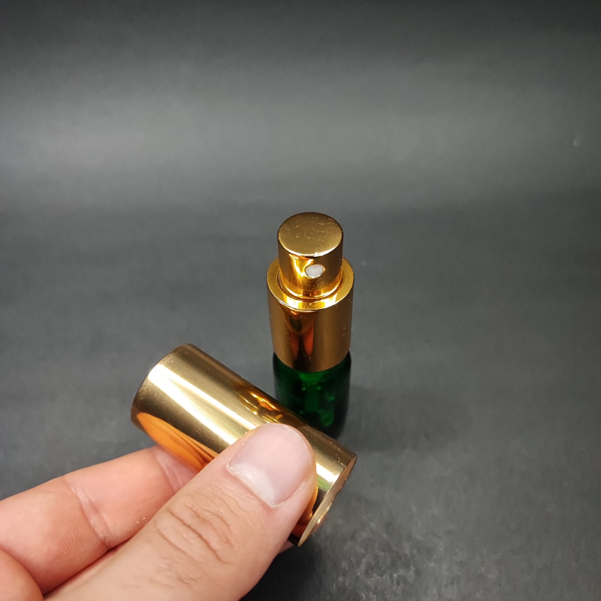 5 ML LÜKS VİDALI VALF ÇEVİRME PARFÜM ŞİŞELERİ - 5 CC YEŞİL CAM ŞİŞE - GOLD METAL SPREYLİ KAPAKLI SET