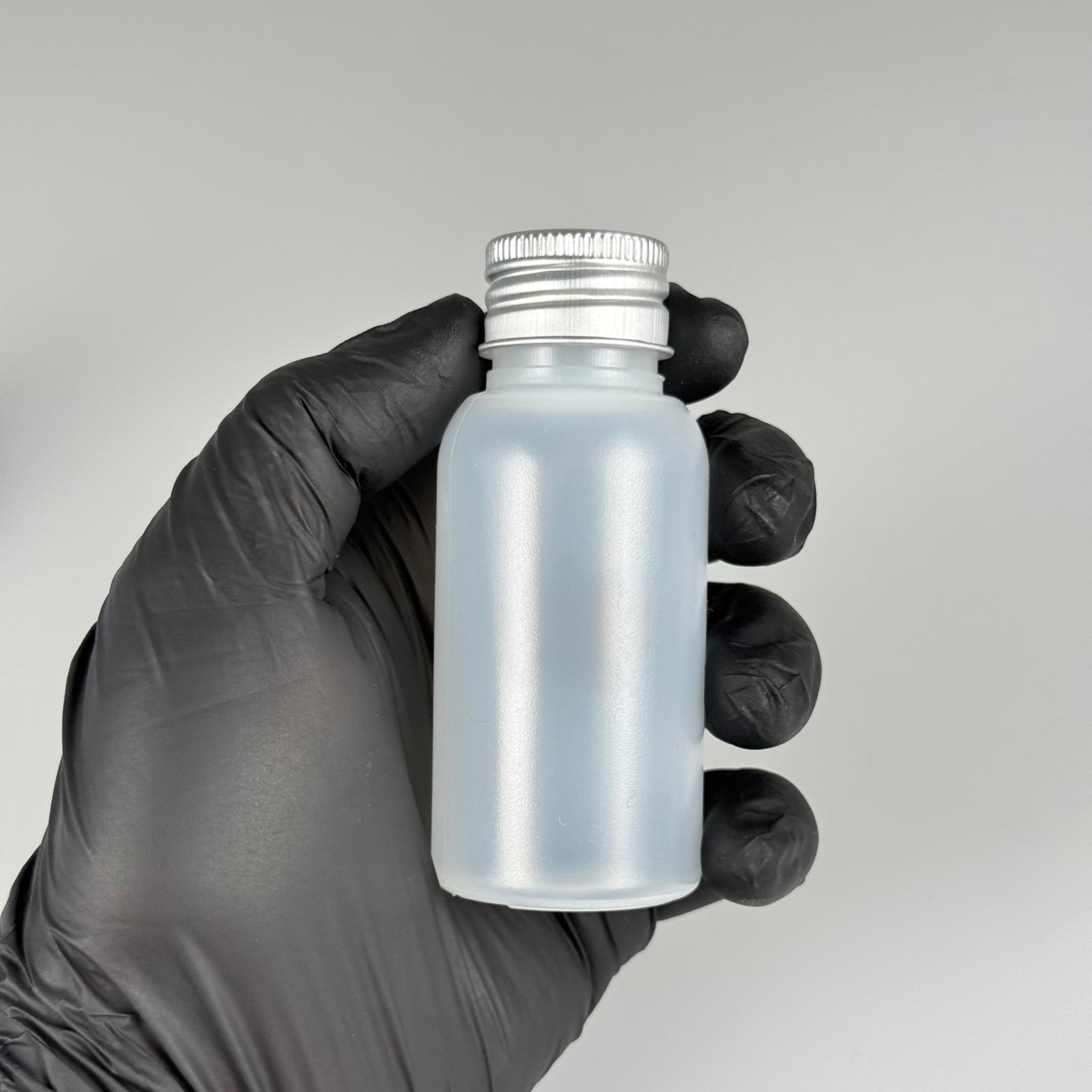 50 ML SIKILABİLİR YUMUŞAK POLİETİLEN PE PLASTİK ASETON ŞİŞESİ ( 24 AĞIZ ) + KÖPÜK CONTALI GÜMÜŞ METAL ALÜMİNYUM KAPAK + KOLONYA TIPALI TAKIM - 50 cc sos, yağ, kartuş, mürekkep vb için boş şişeler