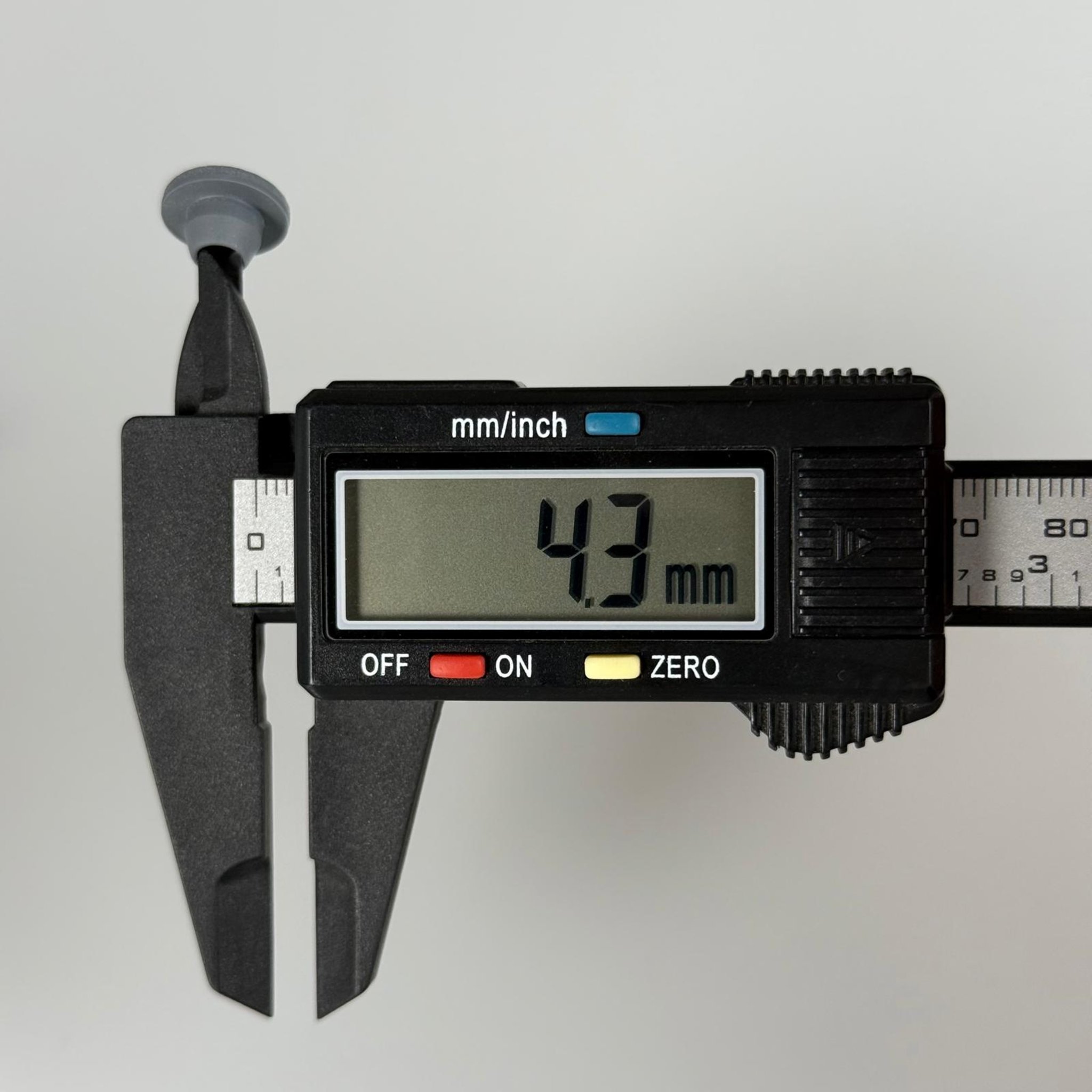 7,5 MM KAUÇUK TIPA - kaydırmaz şok dolap kapağı kapı vb için darbe emici ayak, titreşim takozu, lastik conta, kör tıpa, kablo geçiş contası, mobilya ayağı için ses kesici, sızdırmazlık butonu vb. alanlarda kullanılabilir.
