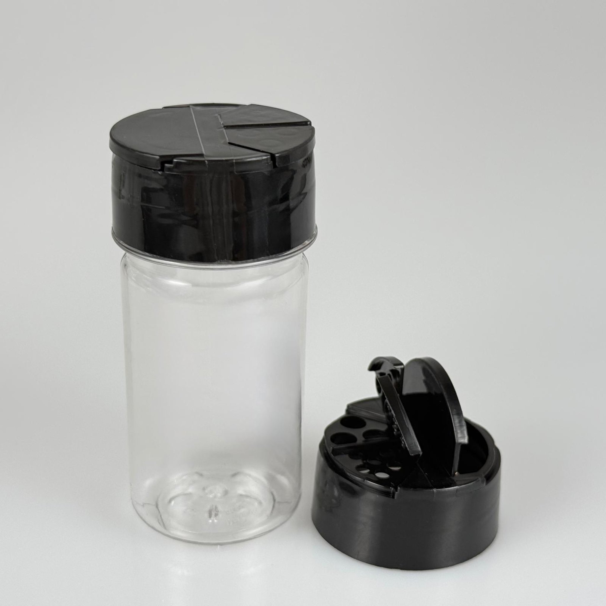 PLASTİK SİLİNDİR BAHARATLIK KAVANOZ - 60 ML PET BAHARAT, TOZ, PUDRA VB İÇİN PET ŞİŞE - SİYAH AÇILIR KAPANIR DELİKLİ KAPAKLI TAKIM - 60 CC