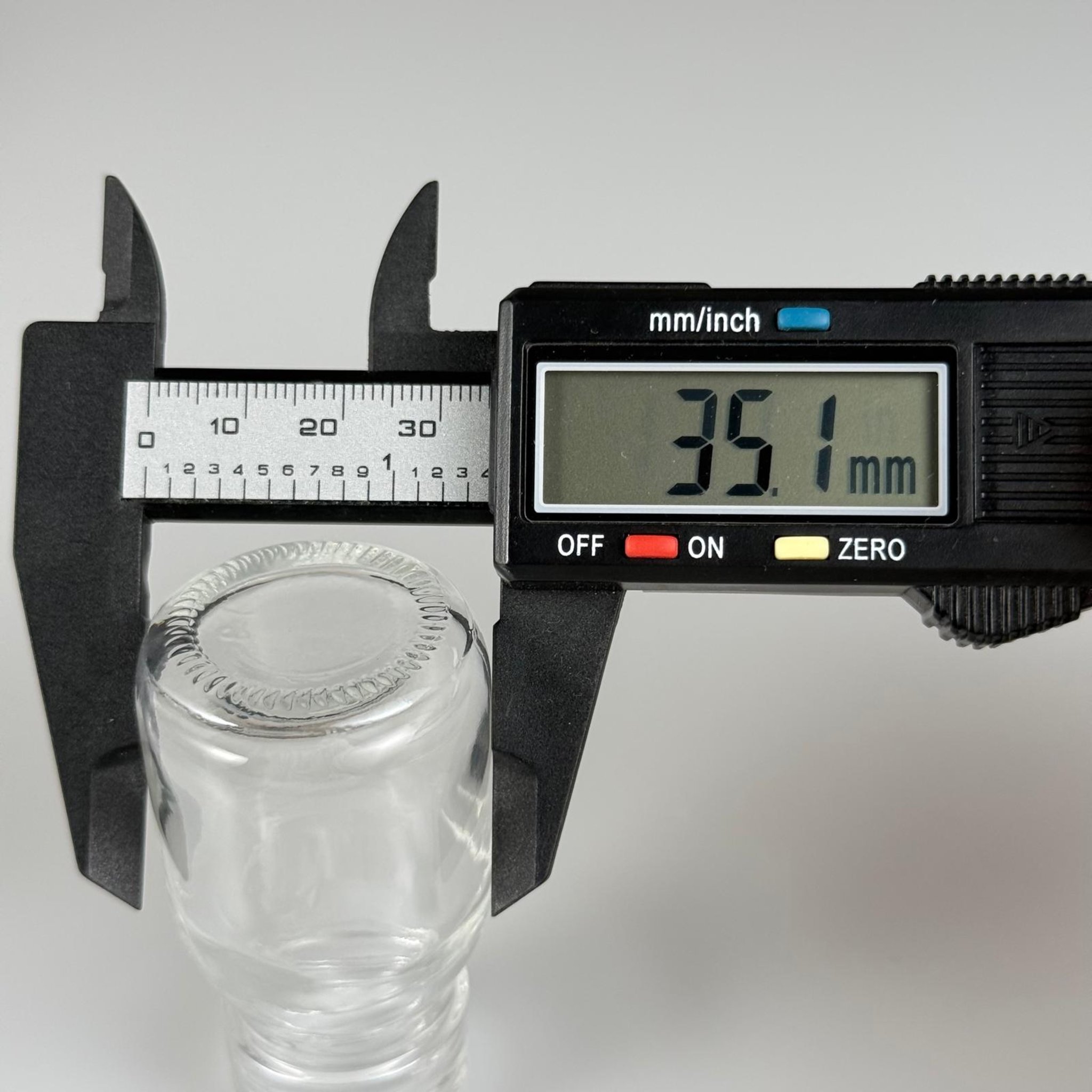 30 CC GENİŞ AĞIZLI ŞEFFAF CAM ŞİŞE KAPAKSIZ (28 AĞIZ) - 30 ML ŞEFFAF ŞURUP ECZA ŞİŞESİ - MİKROPLARDAN KORUNMASI İÇİN İLAÇLANMIŞTIR, SUYA TUTUNCA ŞEFFAF RENGİ ALIR