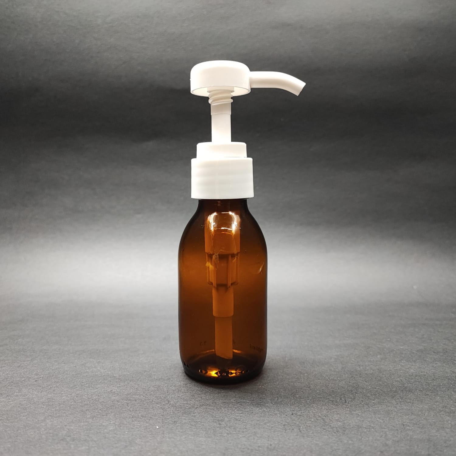 100 CC AMBER CAM ŞİŞE + BEYAZ DOZAJ POMPALI (HER BASMADA 4 CC SIVI ATAR)  - 100 ML POMPALI ŞİŞE - ŞURUP, ŞAMPUAN, KREM GİBİ YOĞUN KIVAMLI SIVILARDA KULLANILIR