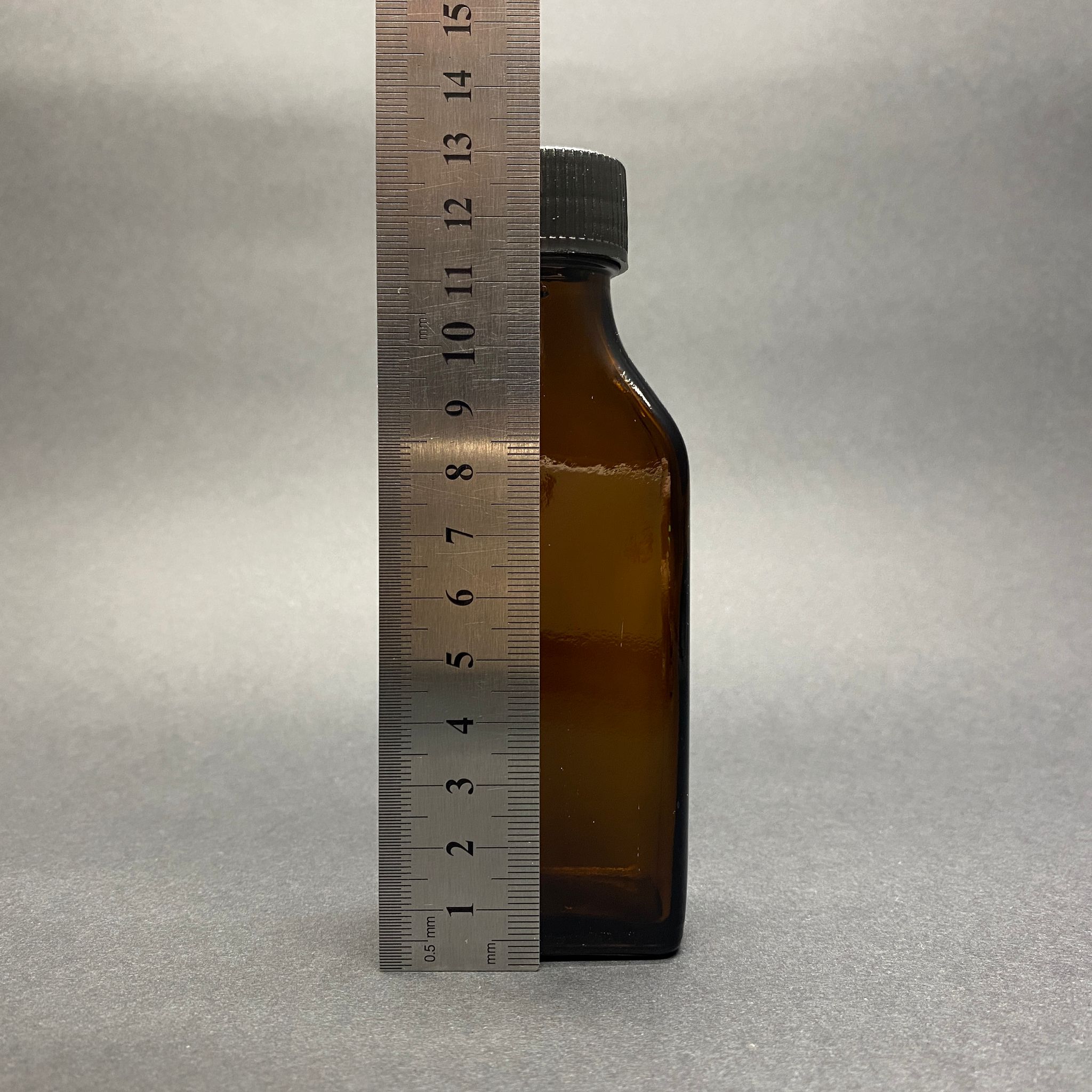 100 CC AMBER YASSI CAM ŞİŞE KAPAKSIZ (28 AĞIZ) SİYAH KAPAKLI - 100 ML YASSI AMBER CAM ŞİŞE