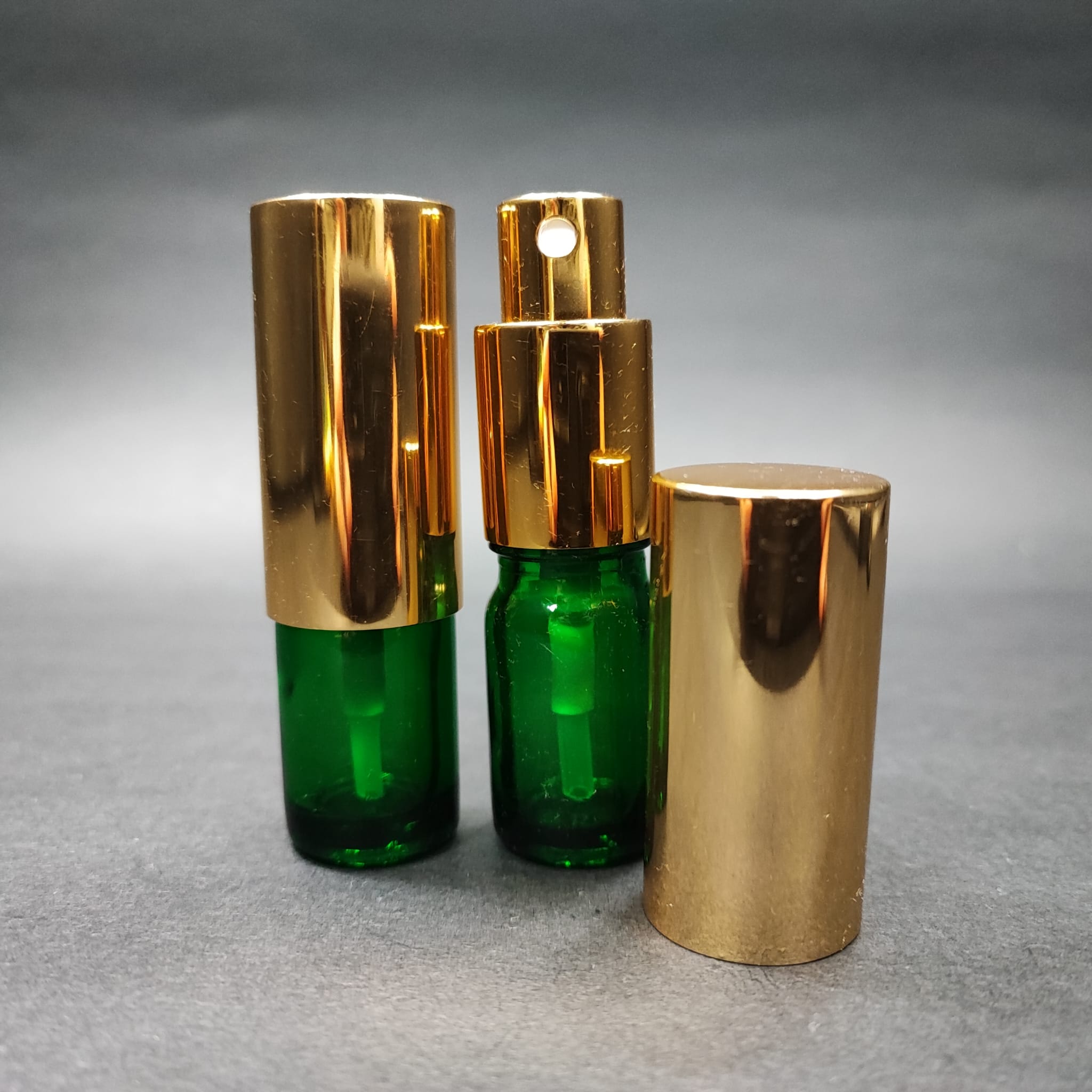 5 ML LÜKS VİDALI VALF ÇEVİRME PARFÜM ŞİŞELERİ - 5 CC YEŞİL CAM ŞİŞE - GOLD METAL SPREYLİ KAPAKLI SET