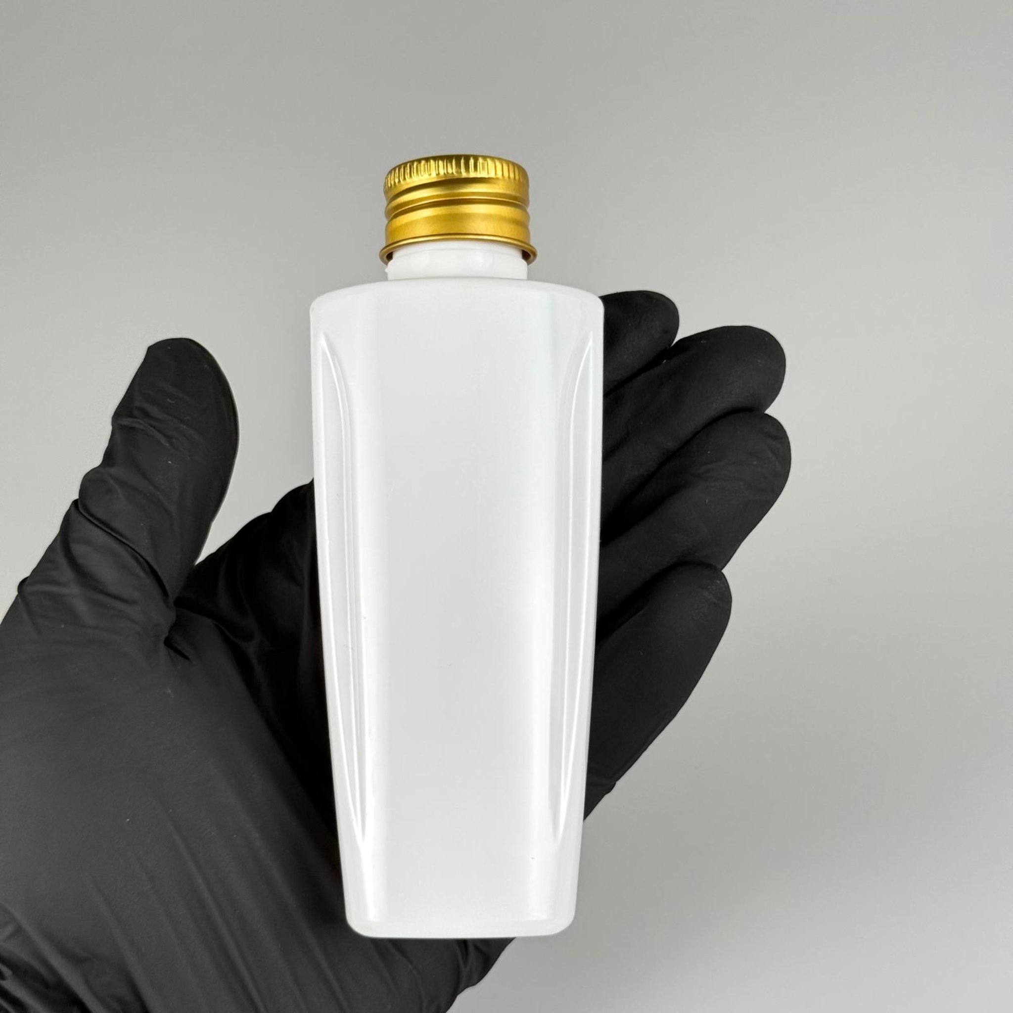 100 CC BEYAZ SERT PET ŞİŞE (LOREAL PARİS MODEL) 24 AĞIZ + KÖPÜK CONTALI GOLD METAL ALÜMİNYUM KAPAK + KOLONYA TIPALI TAKIM - 100 ML KAPAKLI KOZMETİK PLASTİK ŞİŞELER