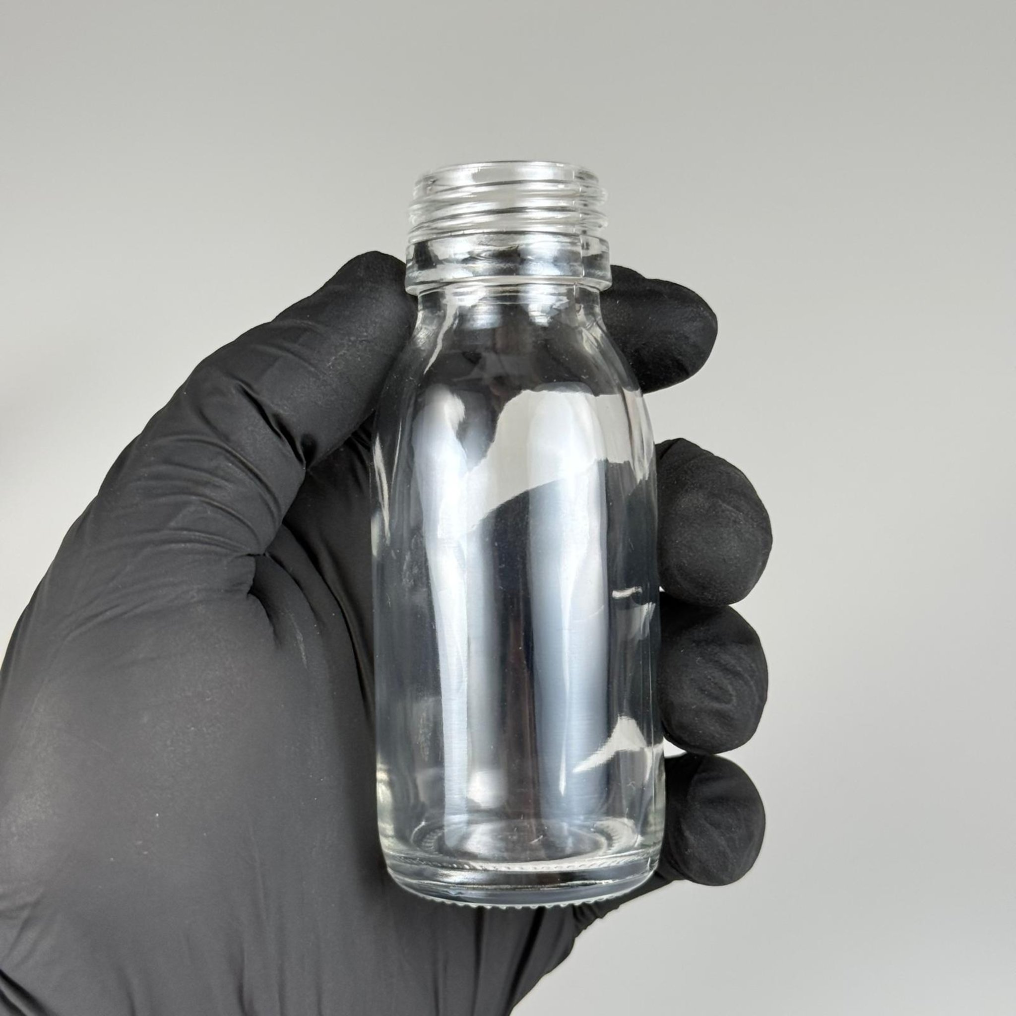 60 CC GENİŞ AĞIZLI ŞEFFAF CAM ŞİŞE KAPAKSIZ (28 AĞIZ) - 60 ML ŞEFFAF ŞURUP ECZA ŞİŞESİ - MİKROPLARDAN KORUNMASI İÇİN İLAÇLANMIŞTIR, SUYA TUTUNCA ŞEFFAF RENGİ ALIR