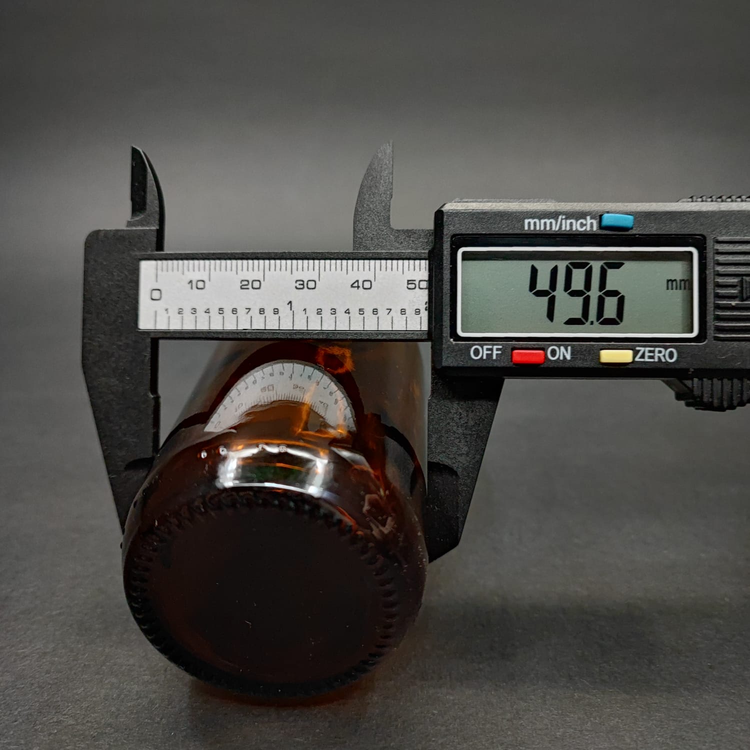 125 ML DOLUMU KOLAY, GENİŞ AĞIZLI İÇTEN DAMLALIKLI ŞİŞE (25 MM AĞIZ)  - 125 CC SİYAH CONTALI KAPAKLI İÇTEN DAMLALIKLI CAM ECZA ŞİŞESİ - AMBER KAHVERENGİ