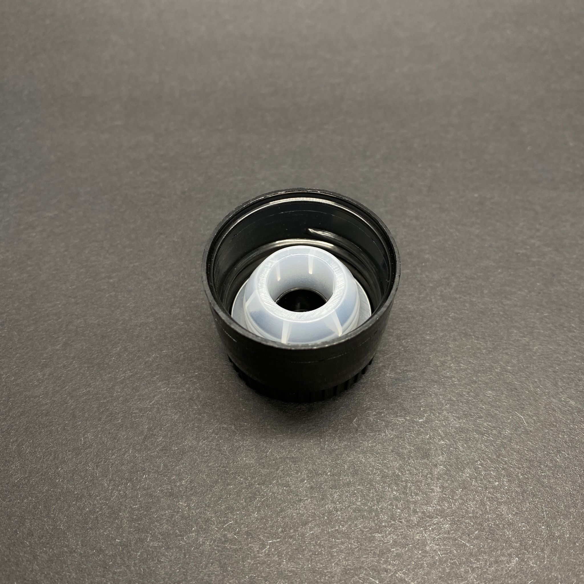 31 MM VİDALI KİLİTLİ SİYAH PLASTİK KAPAK - AKITICILI SİYAH (ZEYTİNYAĞ KAPAK - AKITICILI) - 31,5/24 DROP STOP PLASTİK KAPAK