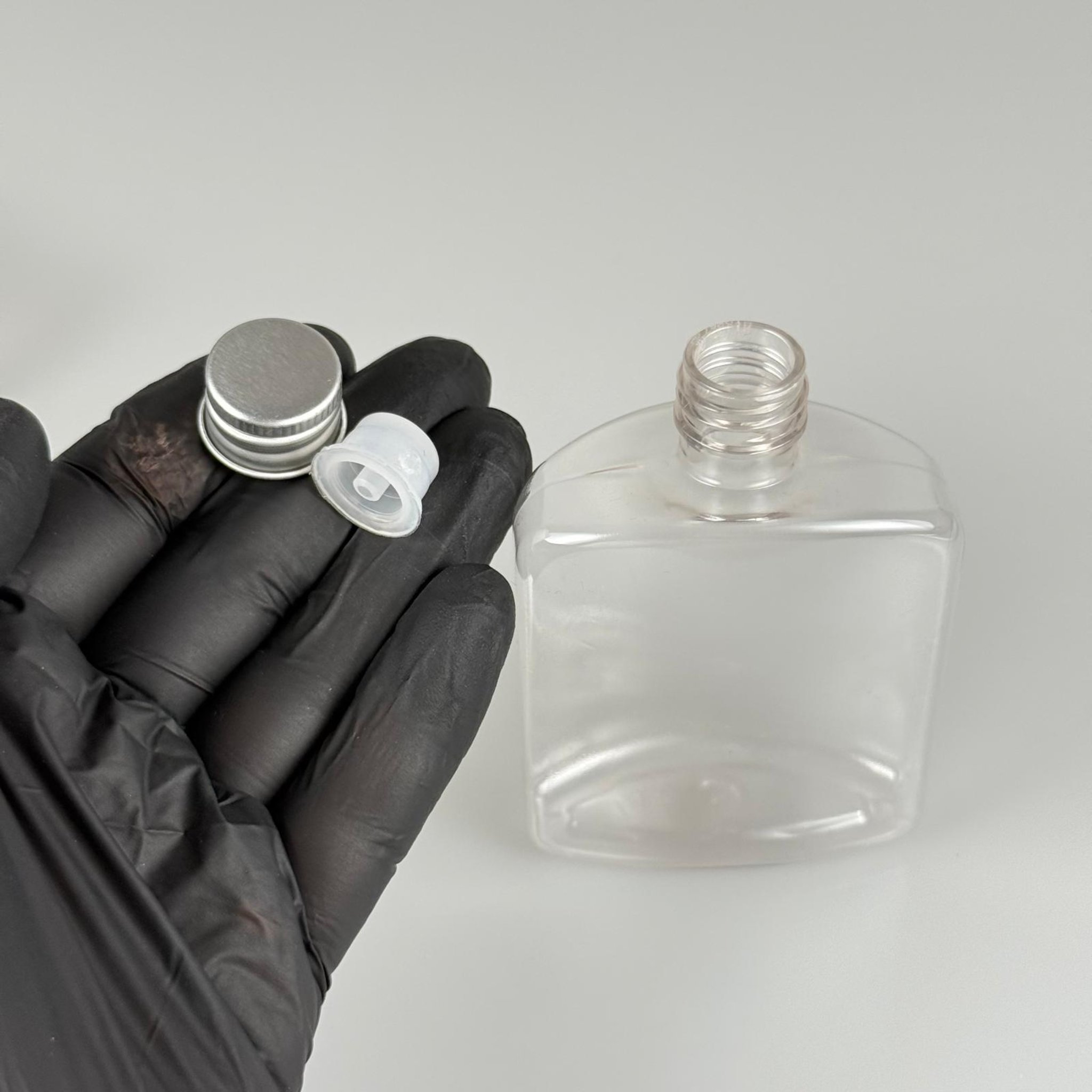 100 CC ŞEFFAF YASSI PLASTİK PET ŞİŞE + KÖPÜK CONTALI GÜMÜŞ ALÜMİNYUM METAL KAPAKLI + DAMLALIKLI KOLONYA TIPALI TAKIM - 100 ML YASSI PET ŞİŞE