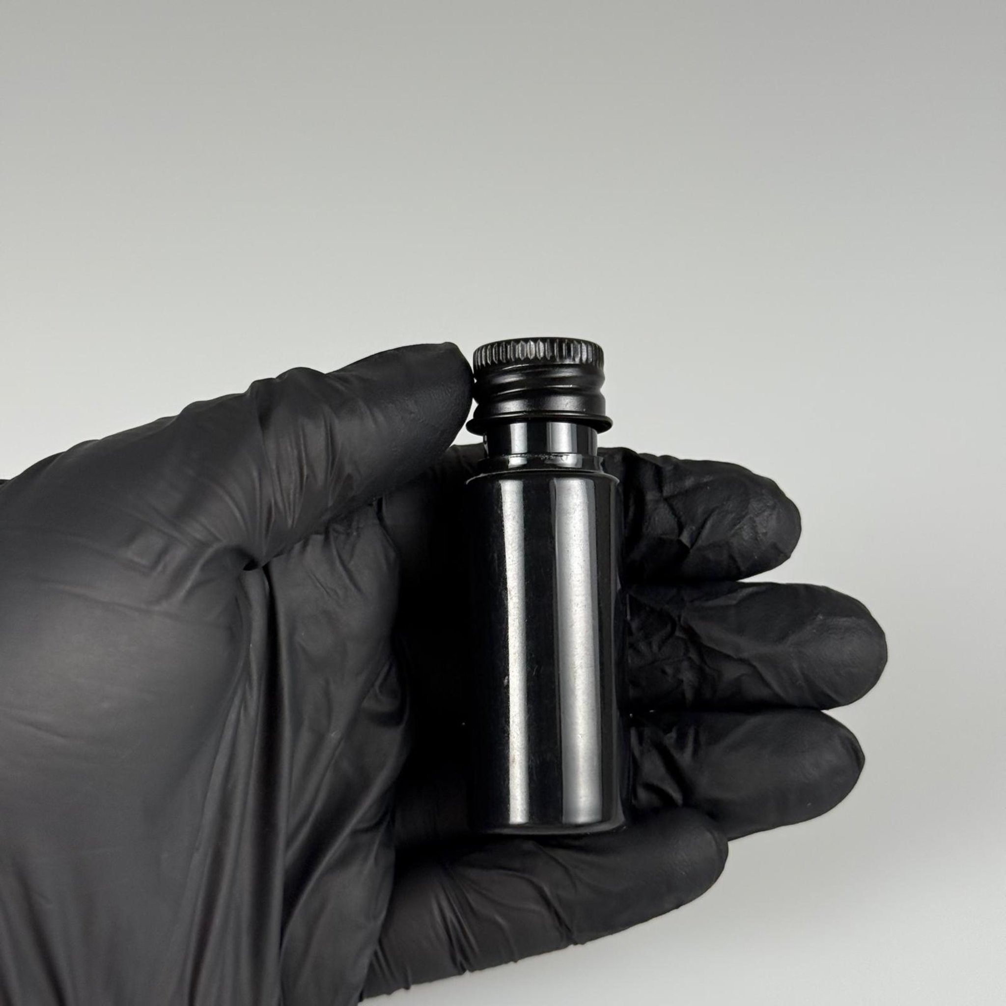 15 CC SİYAH SİLİNDİR PET ŞİŞE + KÖPÜK CONTALI SİYAH ALÜMİNYUM METAL KAPAKLI TAKIML - 15 ML SİYAH PET ŞİŞE