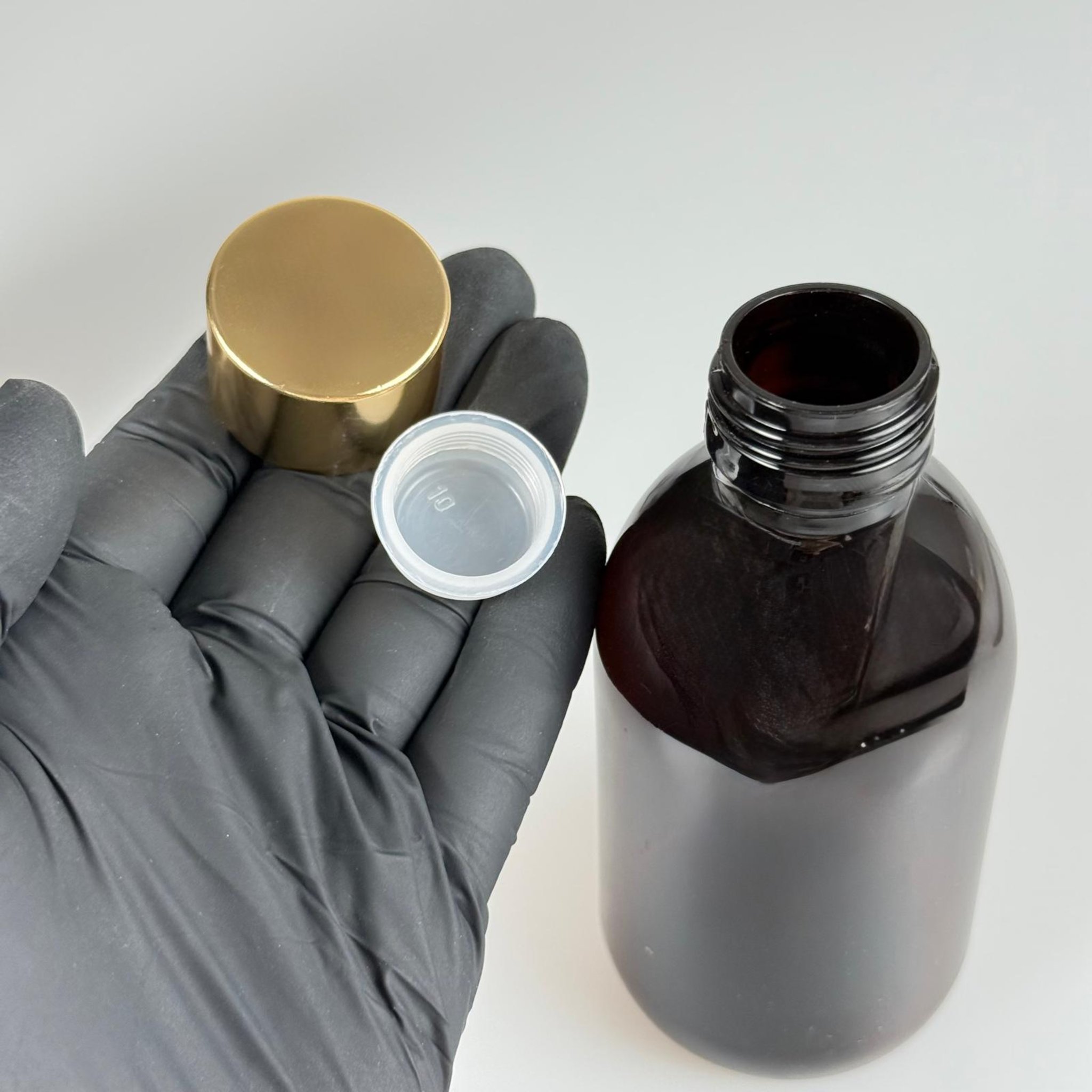 200 CC AMBER PET ECZA ŞİŞESİ + ALÜMİNYUM KAPLAMALI GOLD KAPAKLI + KÖR TIPALI TAKIM  - 200 ML KAHVERENGİ PLASTİK ŞURUP ŞİŞESİ (21 GR)