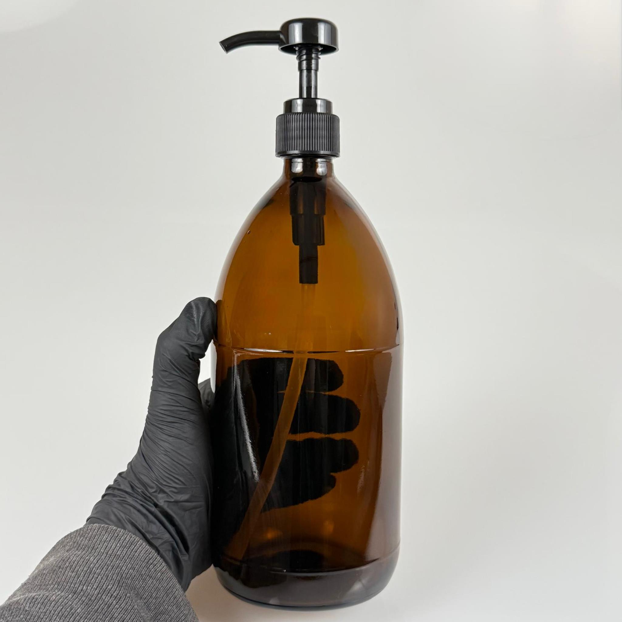 1000 CC AMBER CAM ŞİŞE - SİYAH DOZAJ POMPALI (HER BASMADA 4 CC SIVI ATAR)  - 1000 ML POMPALI ŞİŞE - ŞURUP, ŞAMPUAN, KREM GİBİ YOĞUN KIVAMLI SIVILARDA KULLANILIR