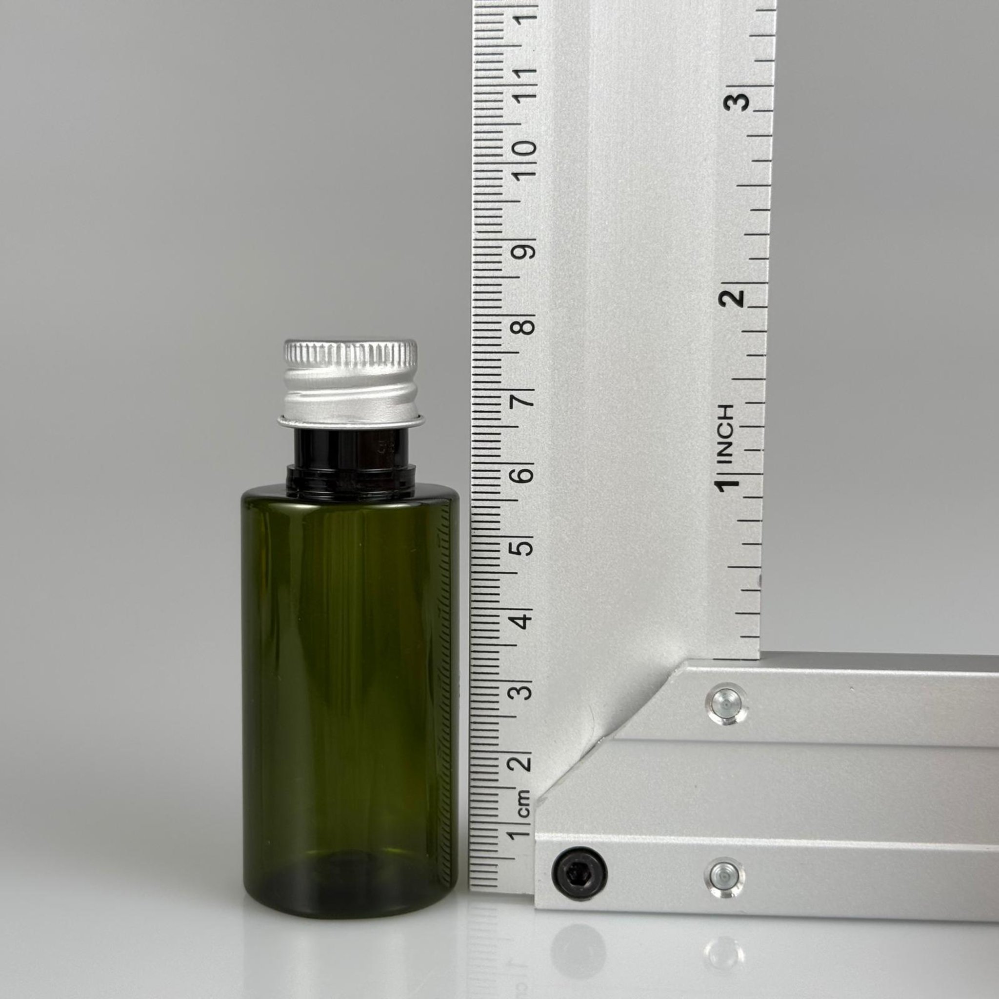 35 CC  SİLİNDİR YEŞİL PET ŞİŞE + KÖPÜK CONTALI GÜMÜŞ ALÜMİNYUM METAL KAPAKLI + DAMLALIKLI KOLONYA TIPALI TAKIM - 35 ML PLASTİK ŞİŞE