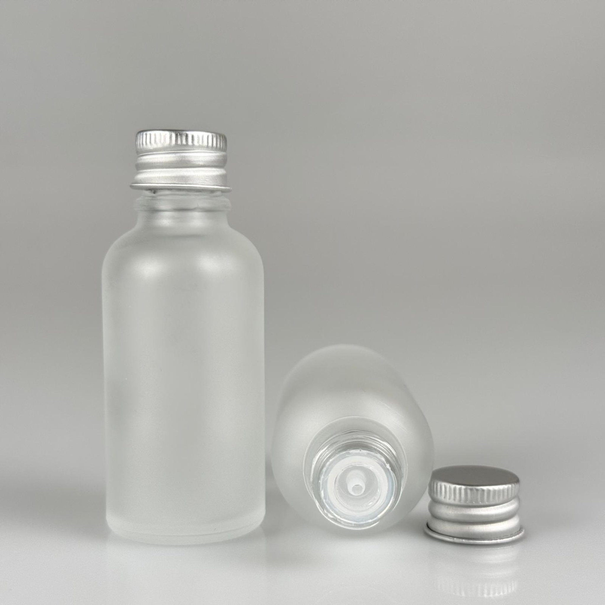 30 CC BUZLU CAM ŞİŞE + KÖPÜK CONTALI GÜMÜŞ ALÜMİNYUM METAL KAPAKLI + DAMLALIKLI KOLONYA TIPALI TAKIM - 30 ML BUZLU CAM ŞİŞE
