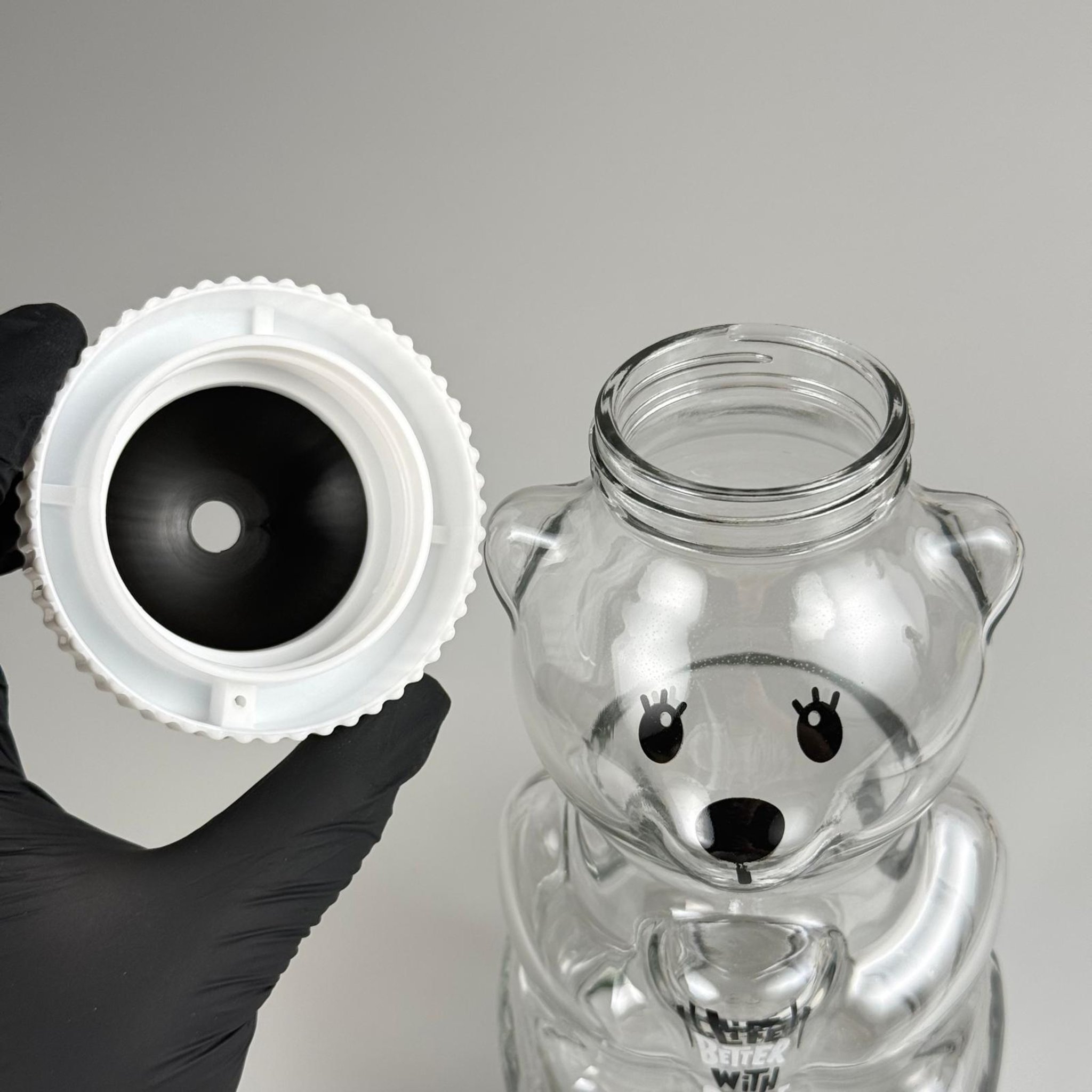 500 CC PİPETLİ CAM AYICIK BARDAK - SİYAH KAPAKLI + FIRÇALI PASLANMAZ ÇELİK GÜMÜŞ PİPETLİ TAKIM - 500 ML AYICIK FİGÜRLÜ PİPETLİ CAM SU , SOĞUK KAHVE ,  MEYVE SUYU ,  MEŞRUBAT BARDAĞI VB - HEDİYELİK BARDAK