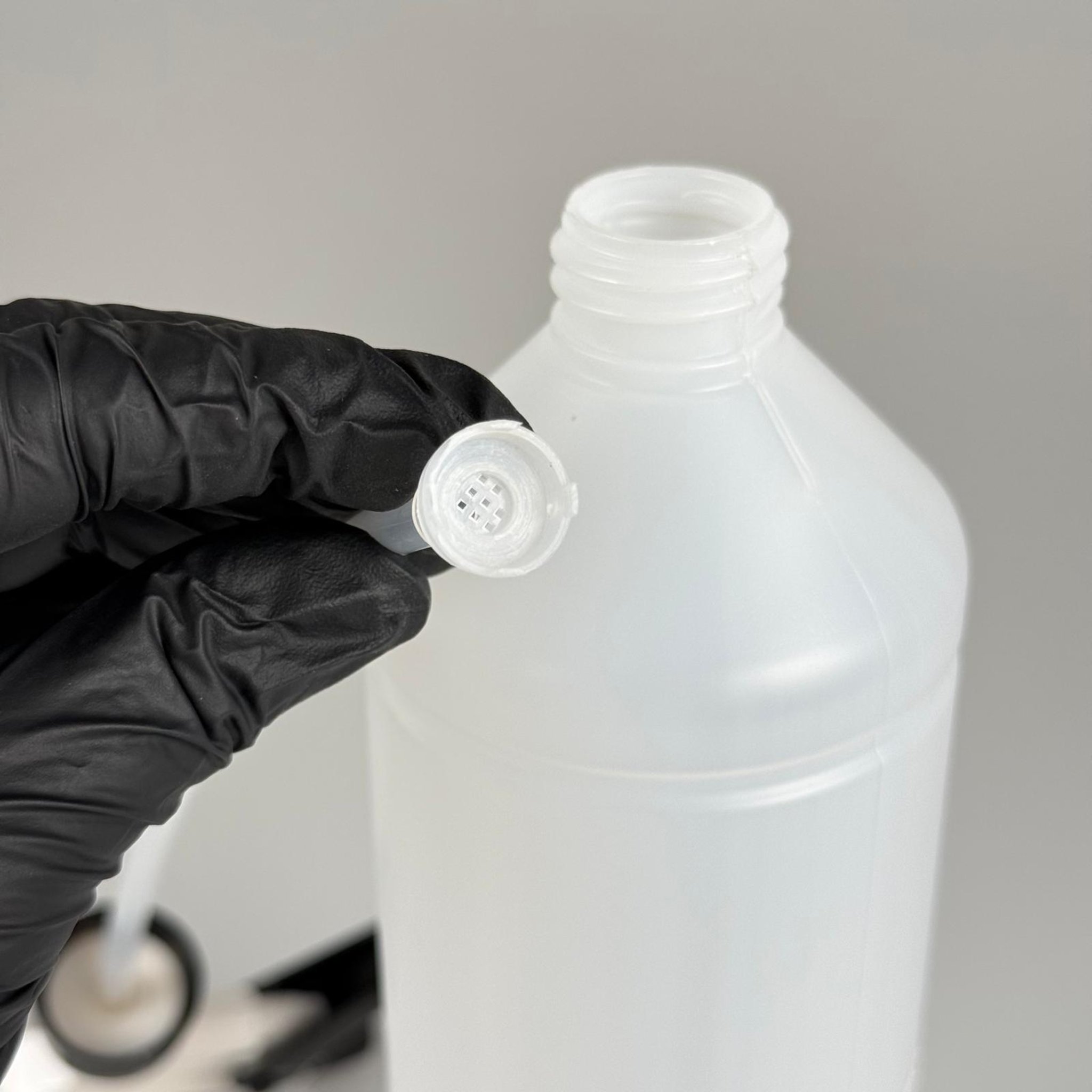 1000 CC TİNER ŞİŞESİ - BÜYÜK SİYAH BEYAZ DOZAJLI KİMYASALA DAYANIKLI TRİGER TETİK SPREYLİ - 1000 ML KİMYASALA DAYANIKLI PLASTİK ŞİŞE - 1 LT POLİETİLEN ŞİŞE - UZUN OTO TEMİZLİK ŞİŞESİ