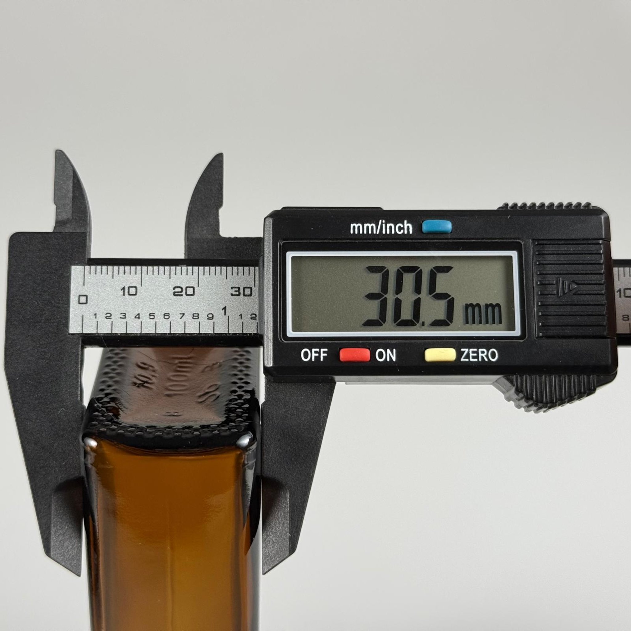 100 CC AMBER YASSI CAM ŞİŞE + ALÜMİNYUM KAPLAMALI GOLD KAPAKLKI TAKIM - 100 ML KAYVERENGİ CAM ŞİŞE