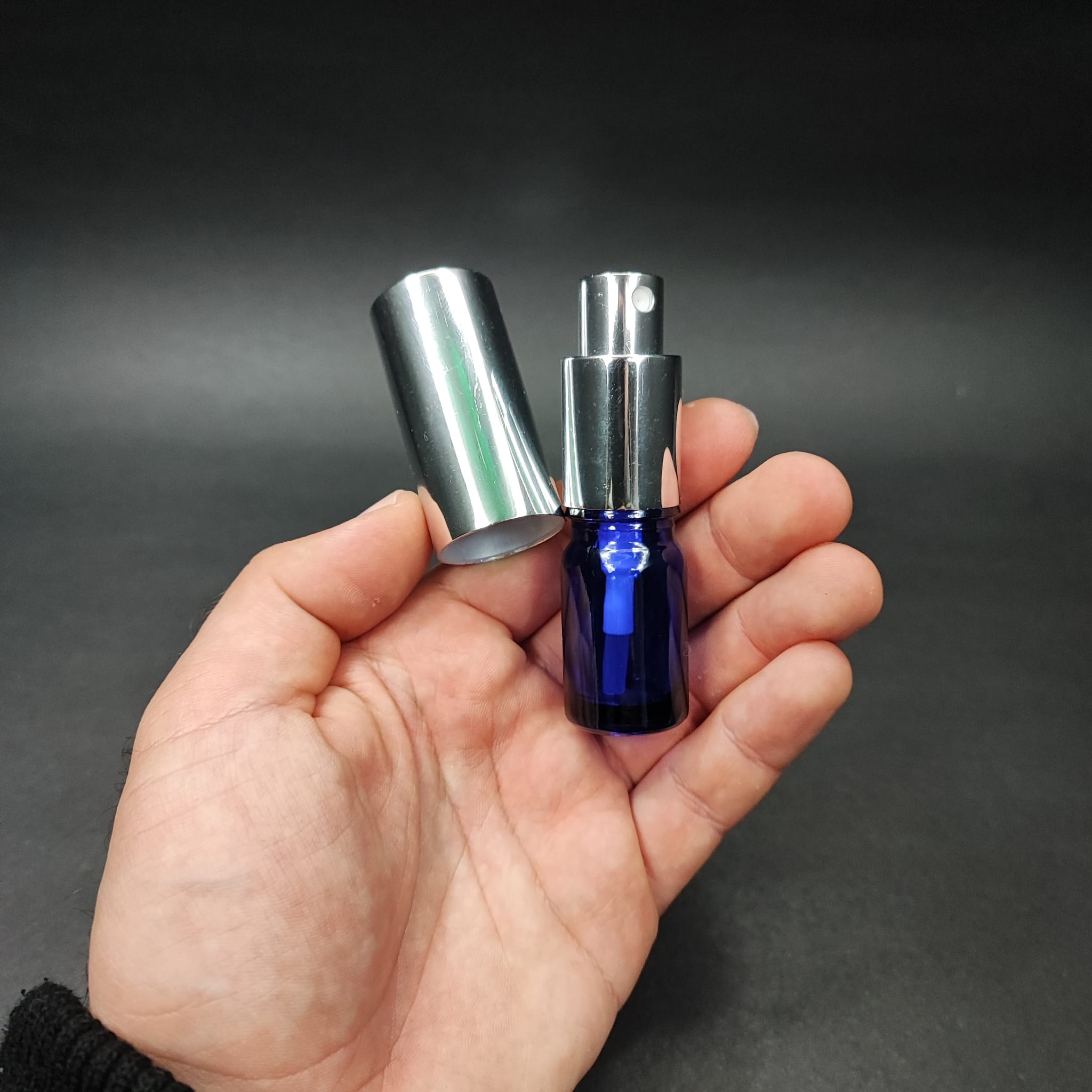 5 ML LÜKS VİDALI VALF ÇEVİRME PARFÜM ŞİŞELERİ - 5 CC MAVİ CAM ŞİŞE - GÜMÜŞ METAL SPREYLİ KAPAKLI SET