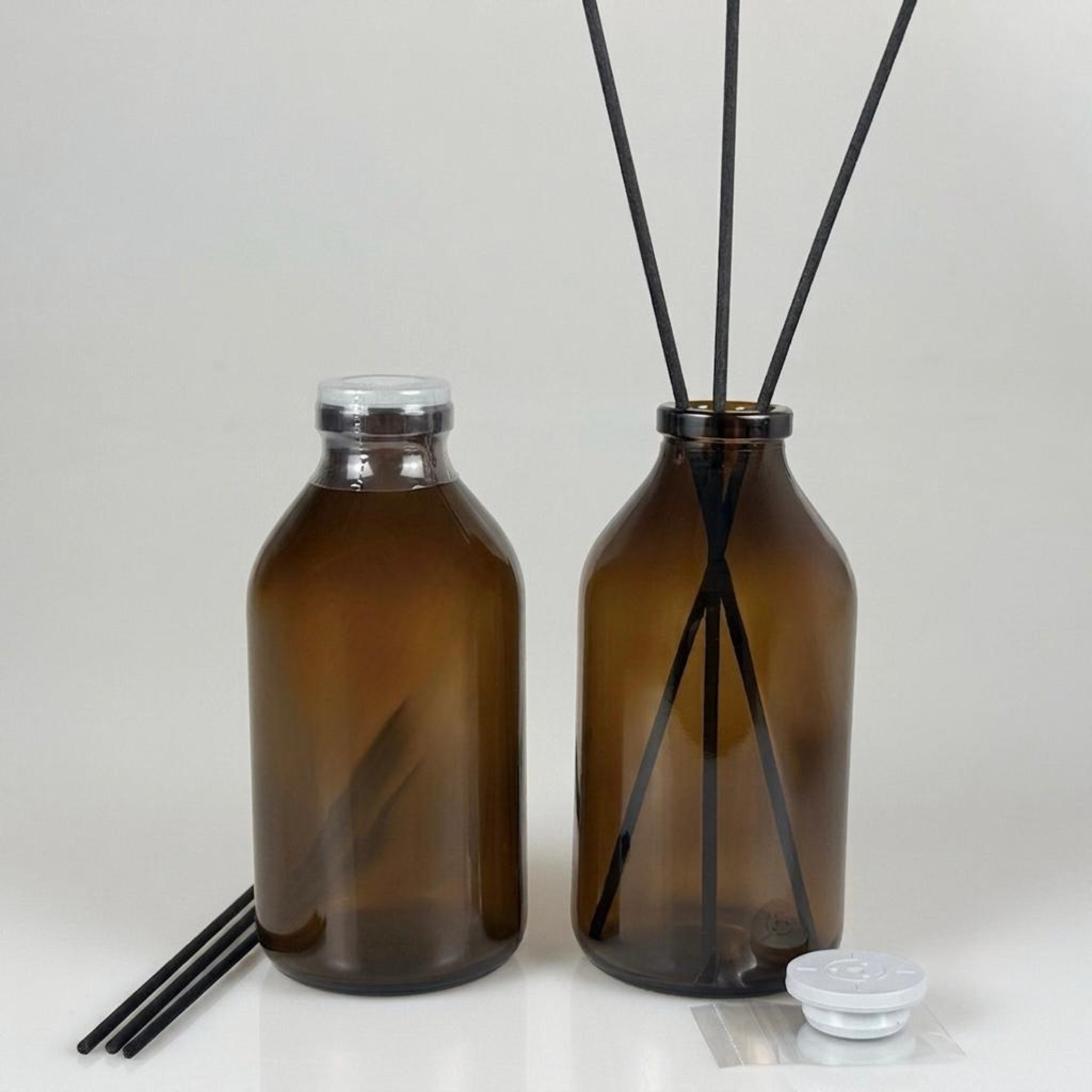 DİFFUSER BAMBU ODA KOKUSU ŞEŞELERİ - 250 CC AMBER KAHVERENGİ SERUM ŞİŞE + KAUÇUK BUTİL TAPA (32 AĞIZ) + EMNİYET BANDI (ISI TABANCASI İLE UYGULANIR) + 3 ADET SİYAH (24 CM) FİBER BAMBU ÇUBUK