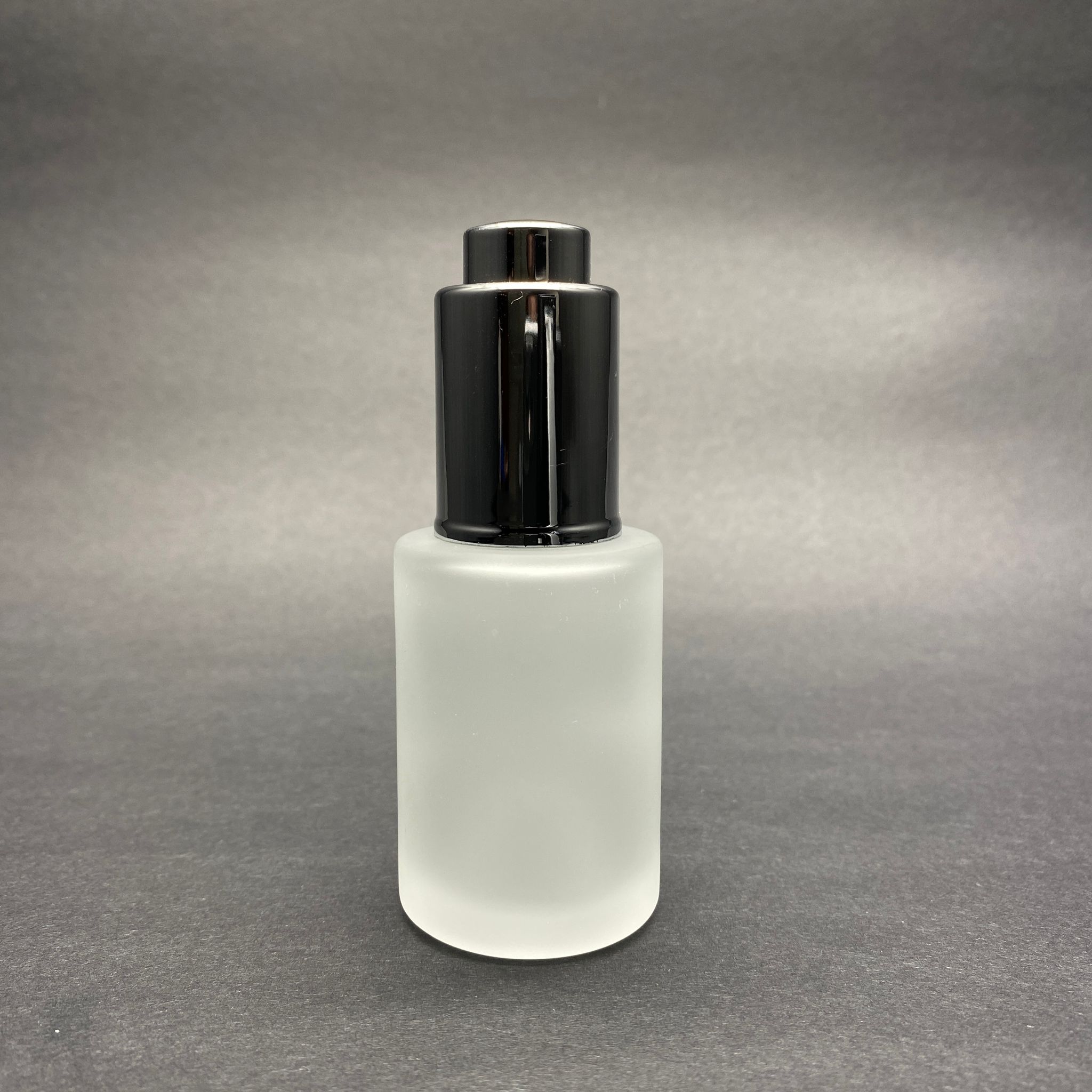 30 CC OMUZLU BUZLU CAM ŞİŞE - LÜX GÜMÜŞ BASMALI CAM DAMLALIKLI TAKIM (DAMLALIĞIN İÇİNDE SIZDIRMAZ CONTA MEVCUTTUR) - 30 ML KÜT BOYUNLU CAM SERUM ŞİŞESİ