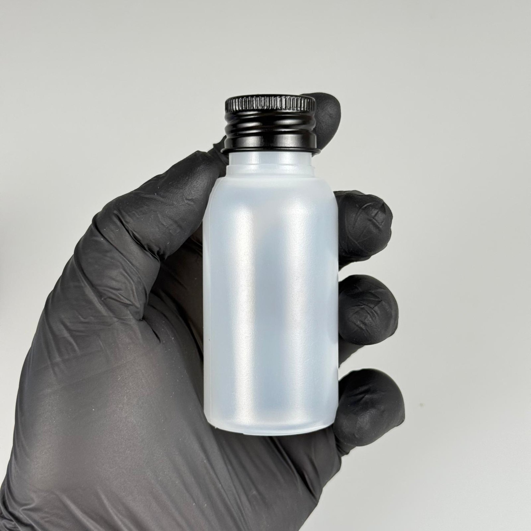 50 ML SIKILABİLİR YUMUŞAK POLİETİLEN PE PLASTİK ASETON ŞİŞESİ ( 24 AĞIZ ) + KÖPÜK CONTALI SİYAH METAL ALÜMİNYUM KAPAK + KOLONYA TIPALI TAKIM - 50 cc sos, yağ, kartuş, mürekkep vb için boş şişeler