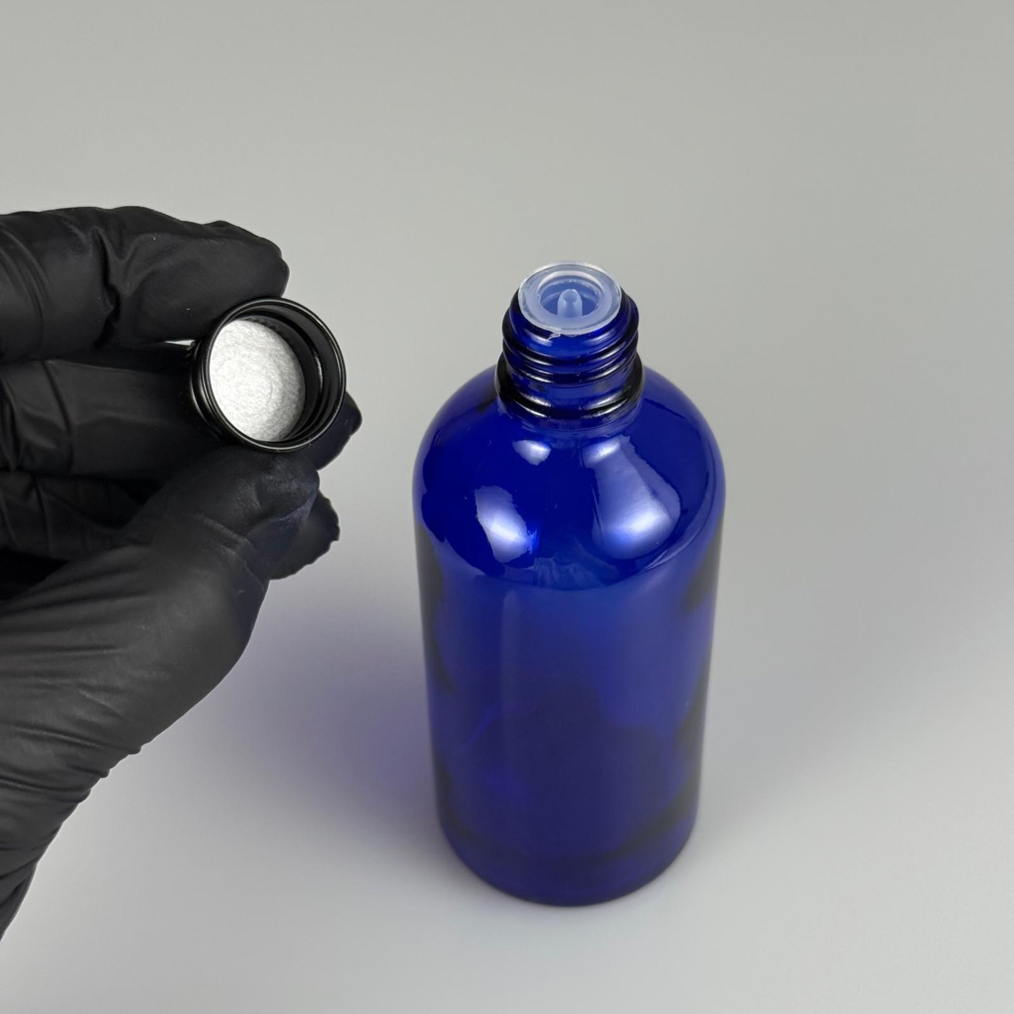 100 CC MAVİ CAM ŞİŞE + KÖPÜK CONTALI SİYAH ALÜMİNYUM METAL + DAMLALIKLI KOLONYA TIPALI KAPAKLI TAKIM - 100 ML MAVİ CAM ŞİŞE