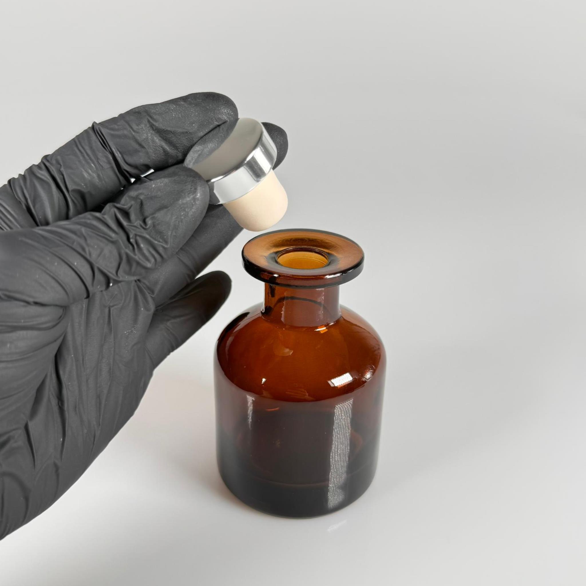 150 CC AMBER SİLİNDİR BAMBU CAM ESANS ŞİŞESİ - 150 ML KOKU, ESANS, PARFÜMERİ ŞİŞESİ - GÜMÜŞ MANTAR TIPALI TAKIM