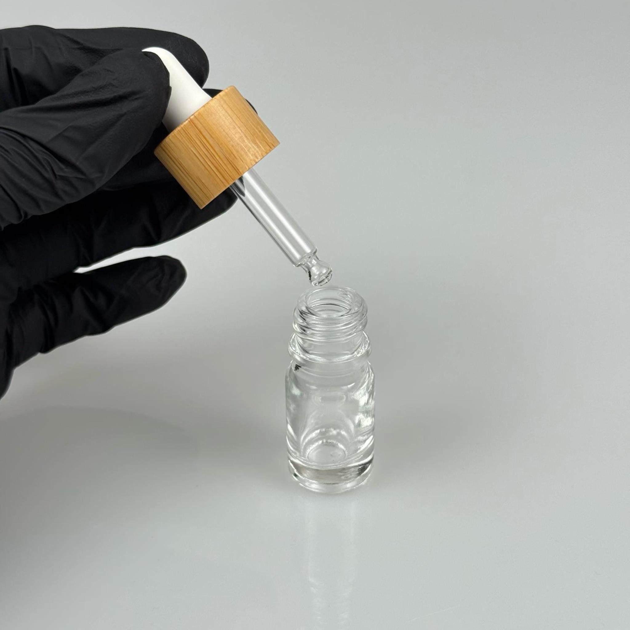 5 CC ŞEFFAF CAM DAMLALIKLI ŞİŞE - BEYAZ EMZİK - BAMBU AHŞAP KAPAK - 5 ML ŞEFFAF BAMBU KAPAKLI CAM DAMLALIKLI ŞİŞE