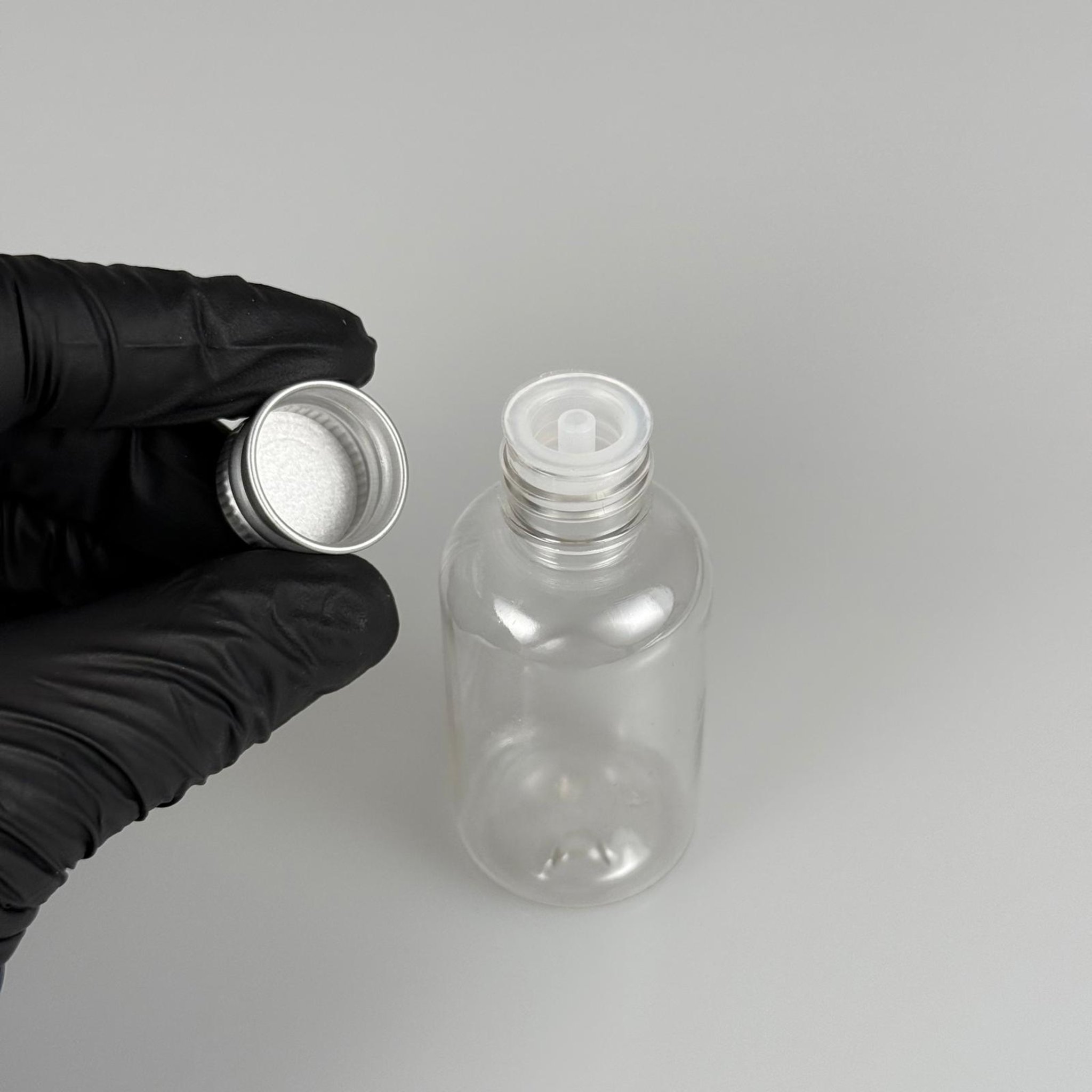 40 CC ŞEFFAF SİLİNDİR TOMBUL PET ŞİŞE + KÖPÜK CONTALI GÜMÜŞ ALÜMİNYUM METAL KAPAKLI + DAMLALIKLI KOLONYA TIPALI TIPALI TAKIM - 40 ML PLASTİK ŞİŞE