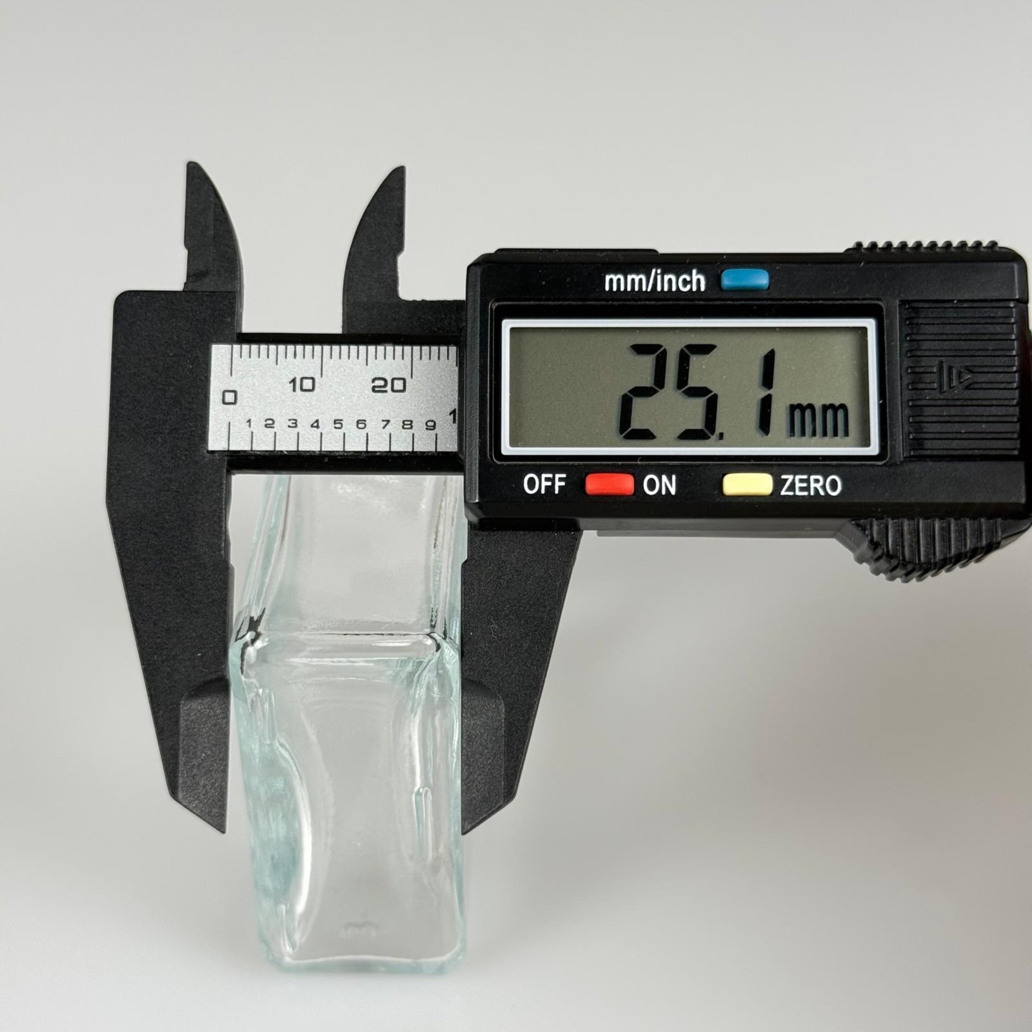 40 CC YASSI DİKDÖRTGEN KÖŞELİ KISA CAM ŞİŞE + GÜMÜŞ ALÜMİNYUM METAL KAPAKLI TAKIM - 40 ML PRESTİJLİ ŞİŞE