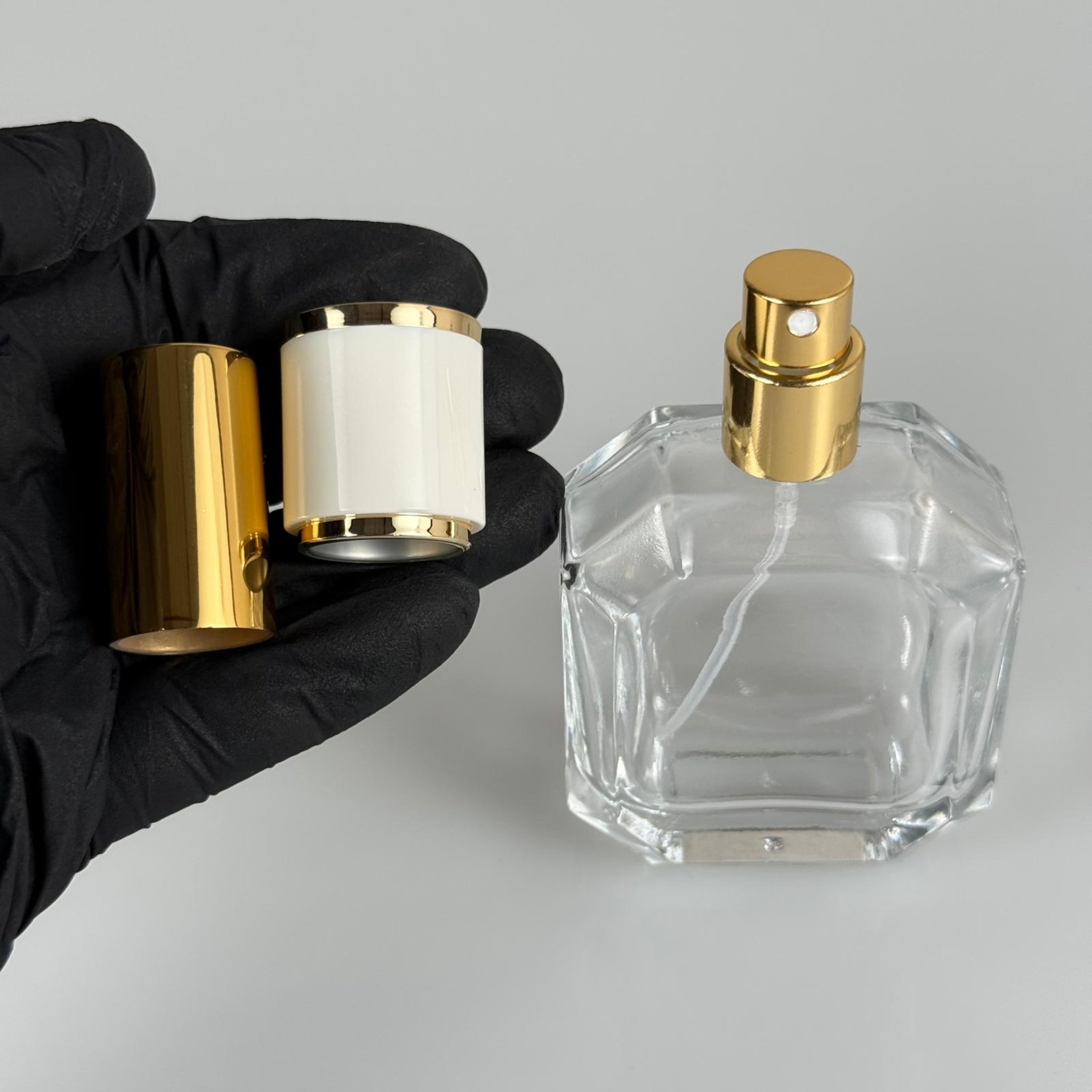 50 ML KAZABLANKA MODEL KÖŞELİ PARFÜM ŞİŞESİ + GOLD METALE METAL SPREY + BEYAZA GOLD POLO KAPAKLI SET (AĞIZ 13 MM VİDALI) TEKRAR DOLDURULABİLİR