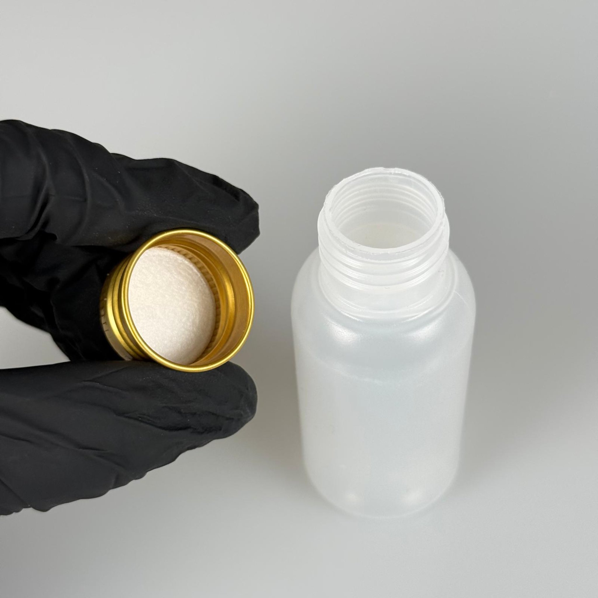 50 ML SIKILABİLİR YUMUŞAK POLİETİLEN PE PLASTİK ASETON ŞİŞESİ ( 24 AĞIZ ) + KÖPÜK CONTALI GOLD METAL ALÜMİNYUM KAPAK TAKIM - 50 cc sos, yağ, kartuş, mürekkep vb için boş şişeler