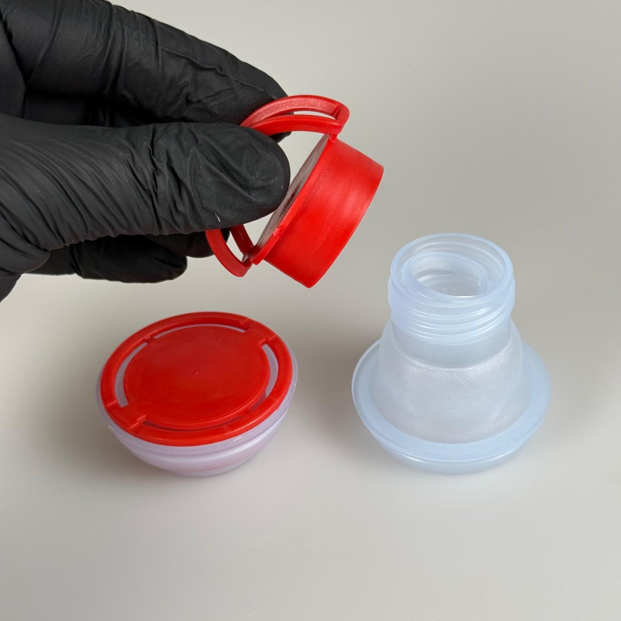 42 MM P2 K CL NATÜREL KIRMIZI BERİCAP  (SOLVENT VE TİNER TENEKESİ İÇİN) - TENEKE İÇİN PLASTİK KAPAK - YEDEK KİMYASAL TENEKE KAPAĞI - Çakma Metal TENEKE Kapağı