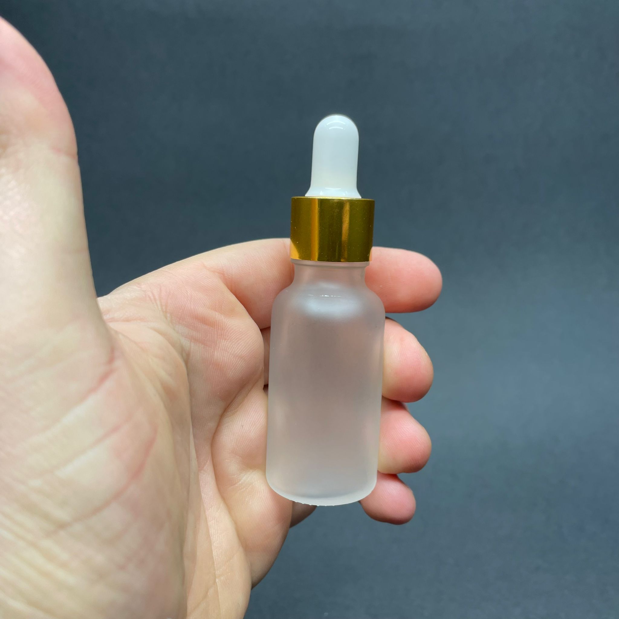20 CC BUZLU CAM DAMLALIKLI ŞİŞE - BEYAZ EMZİK - GOLD METAL KAPAK - 20 ML BUZLU CAM DAMLALIKLI ŞİŞE - SERUM ŞİŞESİ DAMLALIKLI - BOŞ SERUM ŞİŞESİ - TOPTAN DAMLALIKLI ŞİŞE