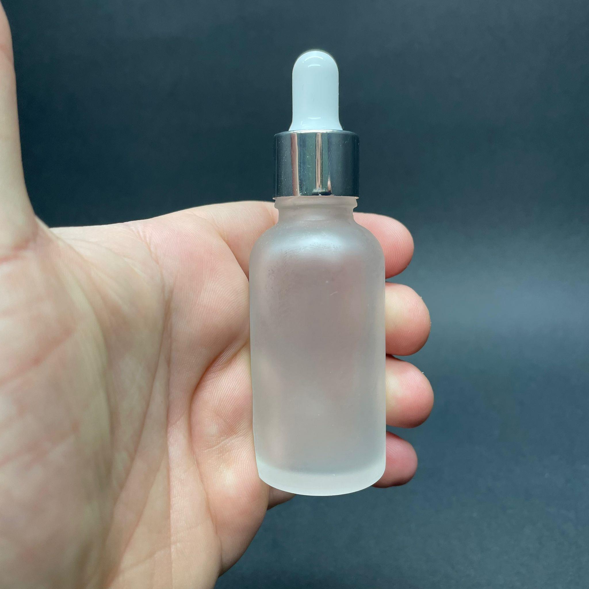 30 CC BUZLU CAM DAMLALIKLI ŞİŞE - BEYAZ EMZİK - GÜMÜŞ KAPAK - 30 ML BUZLU CAM DAMLALIKLI ŞİŞE - SERUM ŞİŞESİ DAMLALIKLI - SERUM ŞİŞESİ - TOPTAN DAMLALIKLI ŞİŞE