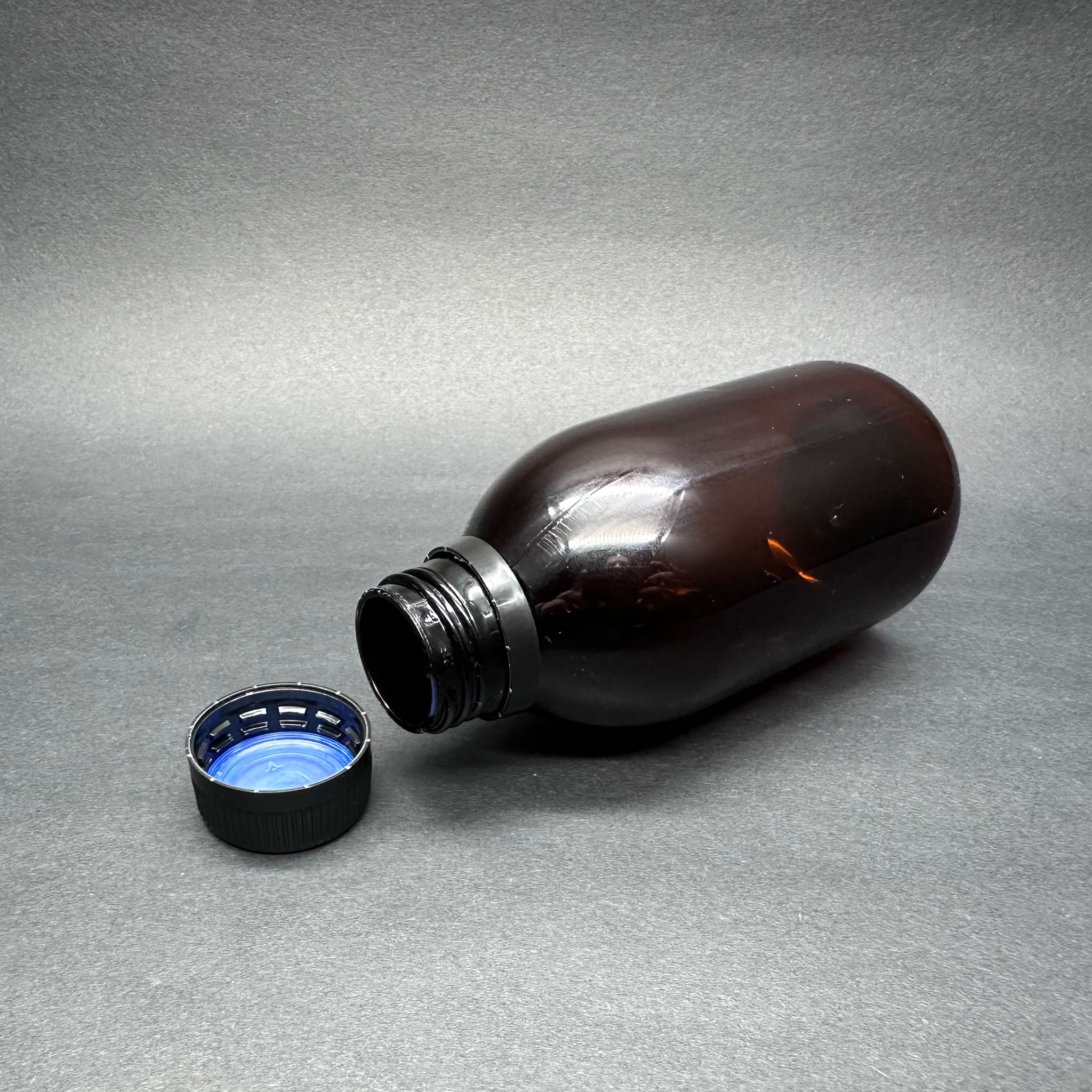 200 CC AMBER PET ECZA ŞİŞESİ - SİYAH KİLİTLİ CONTALI KAPAKLI - 200 ML KAHVERENGİ PLASTİK ŞURUP ŞİŞESİ (21 GR)