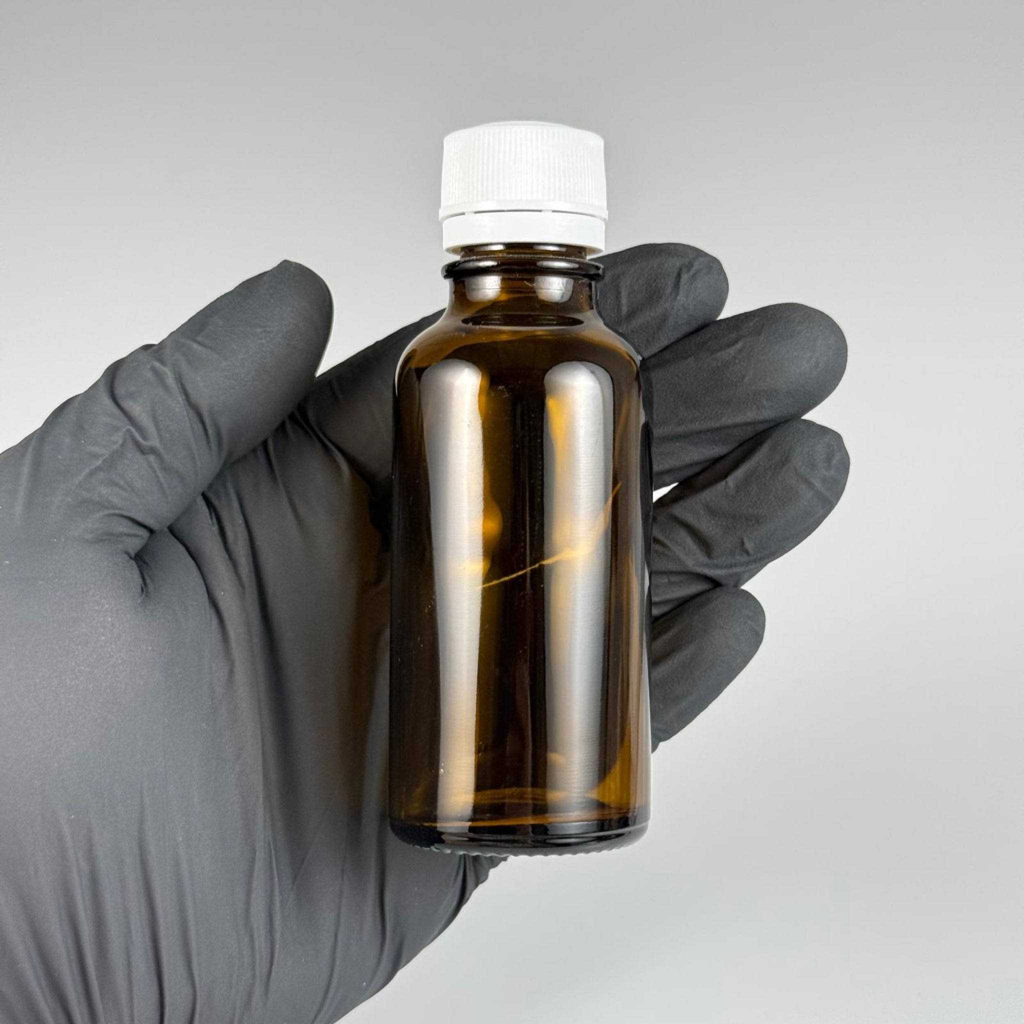 50 CC AMBER CAM ŞİŞE - BEYAZ KAPAKLI (KİLİT KOPMAZ, İŞLEVİ YOK ANCAK SIZDIRMAZ KAPAK) - 50 ML CAM ŞİŞE - KAHVERENGİ