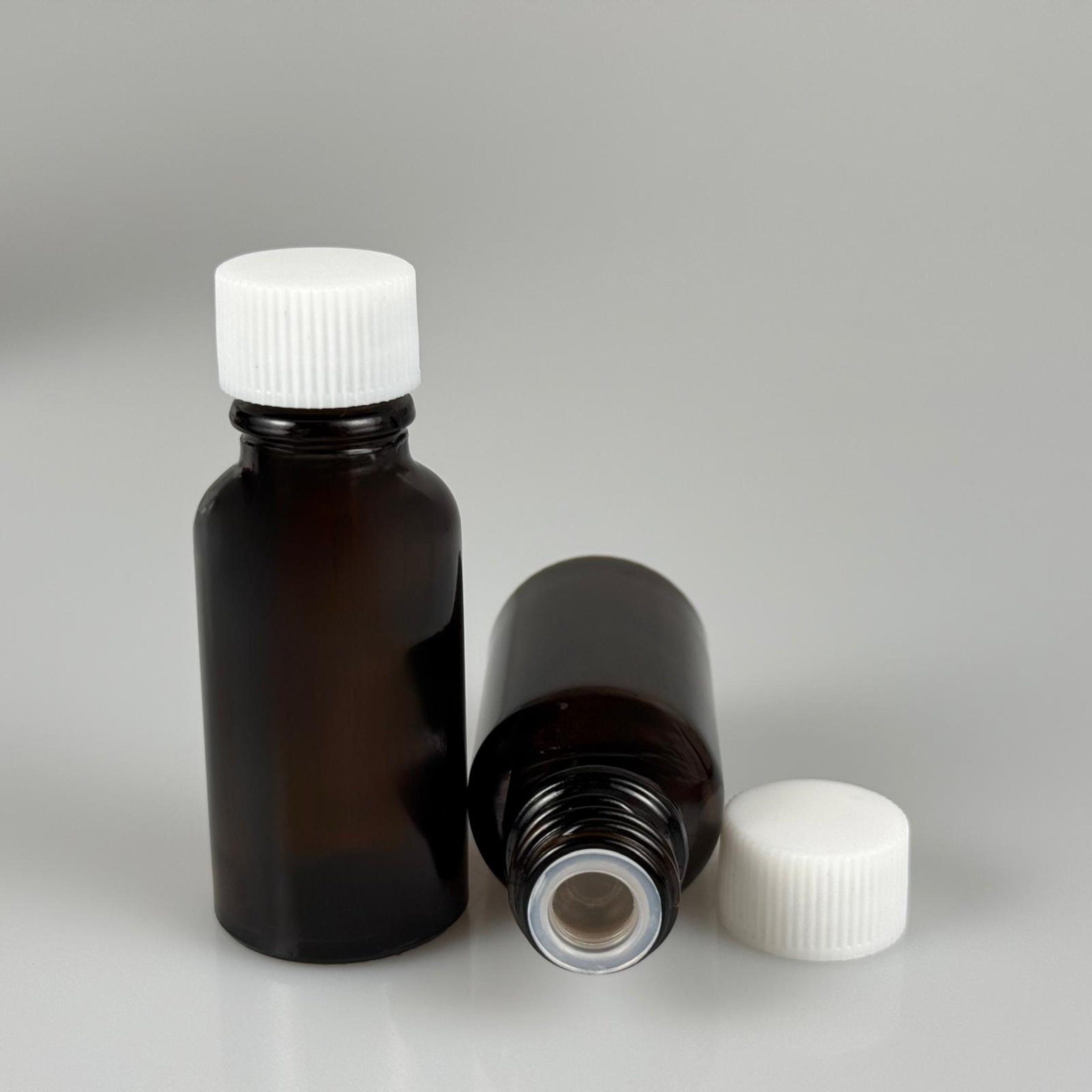 20 ML TIPALI VE KAPAKLI ŞİŞE - 20 CC AMBER KAHVERENGİ CAM ŞİŞE + CONTALI BEYAZ KAPAK + KÖR TIPA