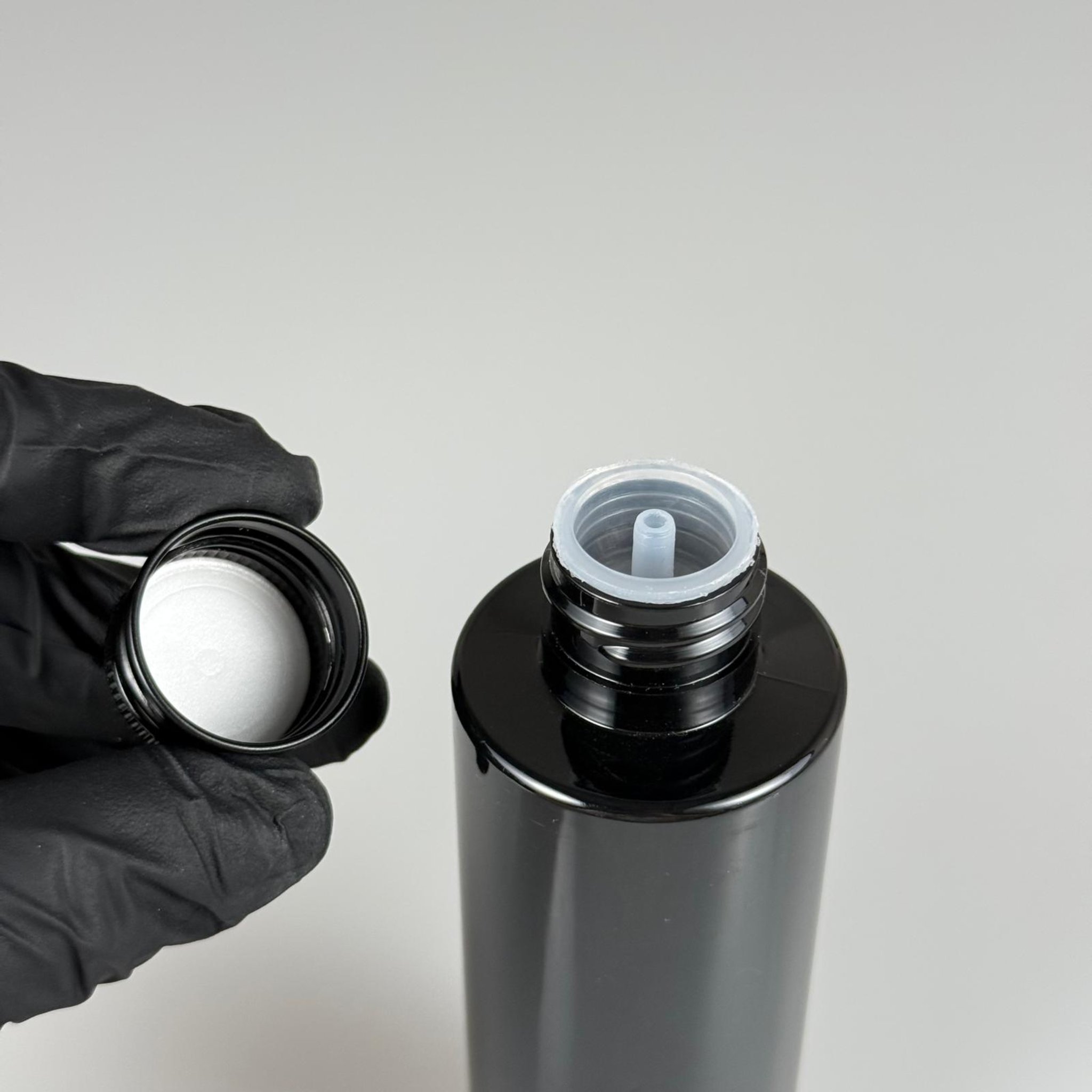 150 CC SİYAH SİLİNDİR MODEL PARLAK SERT PET ŞİŞE (24 AĞIZ) + KÖPÜK CONTALI SİYAH METAL ALÜMİNYUM KAPAK + KOLONYA TIPALI TAKIM - 150 ML KAPAKLI SİYAH PET ŞİŞELER